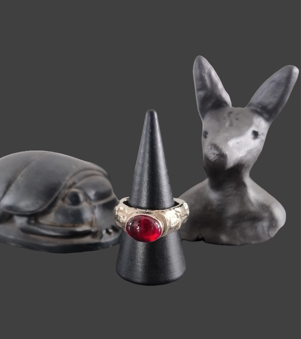 Bague Ankh argentée et pierre rouge LEIA&CO