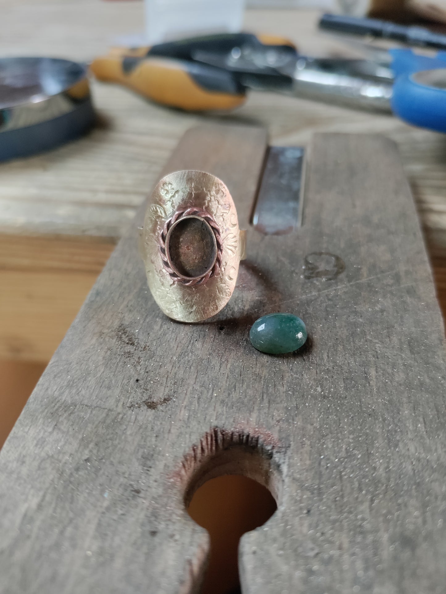 Chevalière agate indienne verte en laiton doré avec motifs LEIA&CO