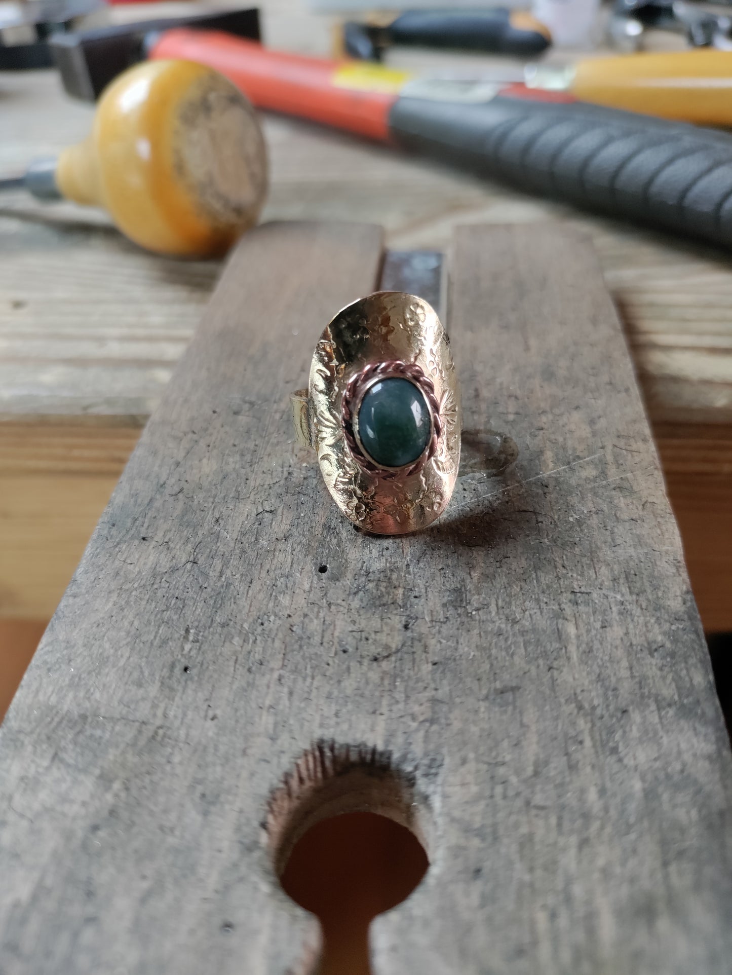 Chevalière agate indienne verte en laiton doré avec motifs LEIA&CO