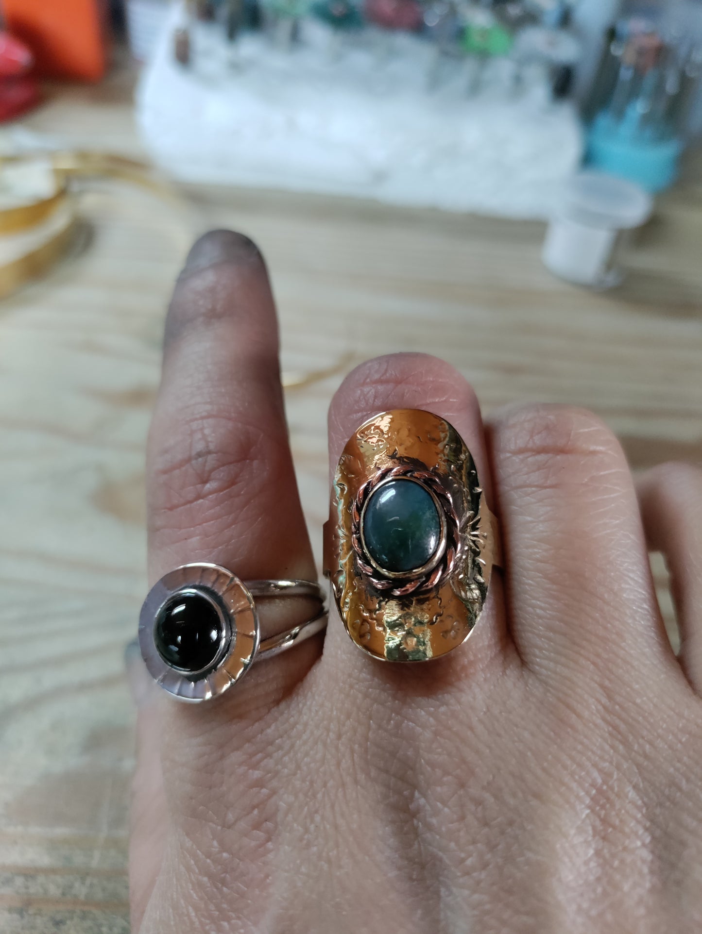 Chevalière agate indienne verte en laiton doré avec motifs LEIA&CO