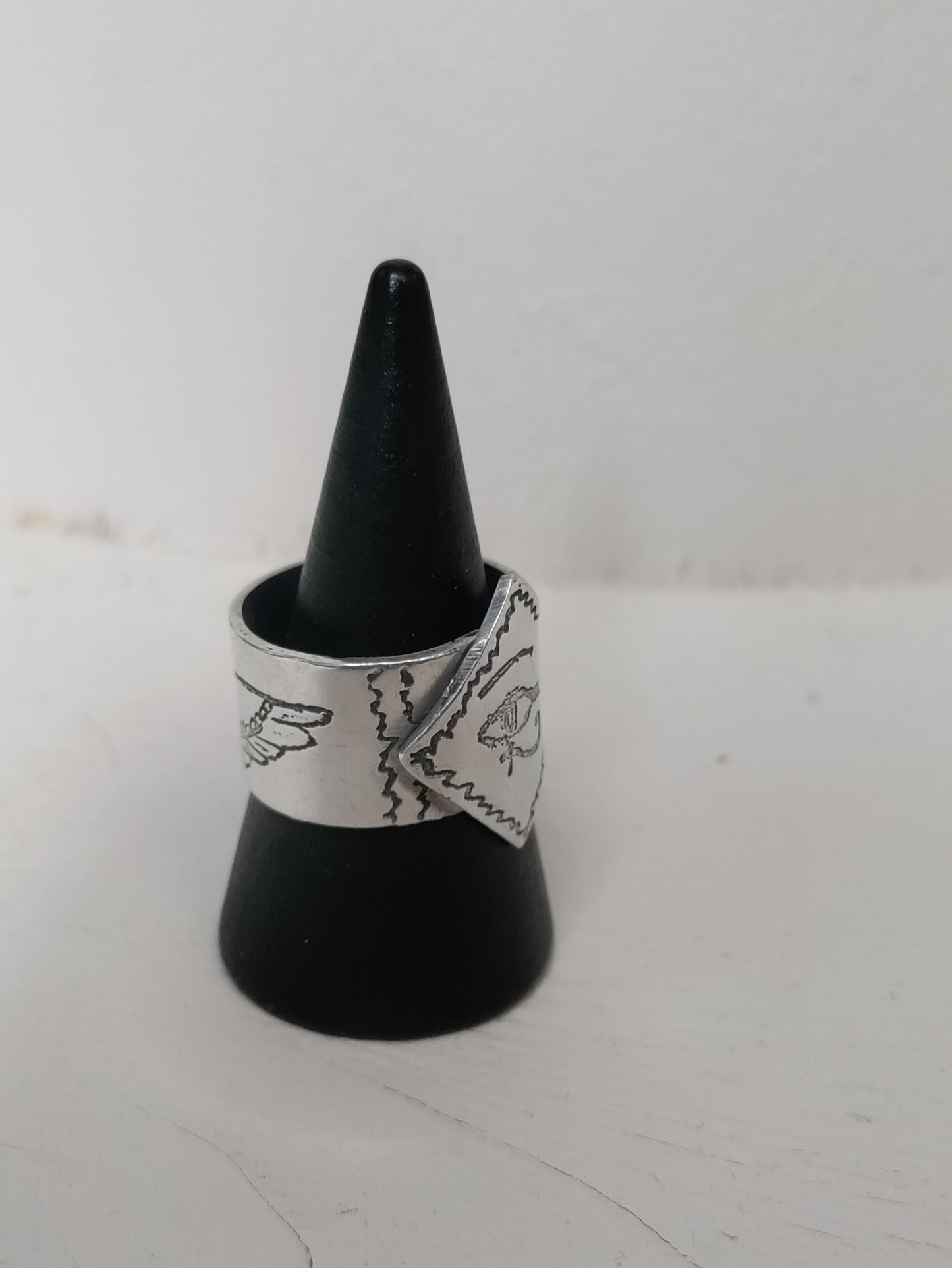 Bague ajustable argentée avec symboles égyptiens LEIA&CO