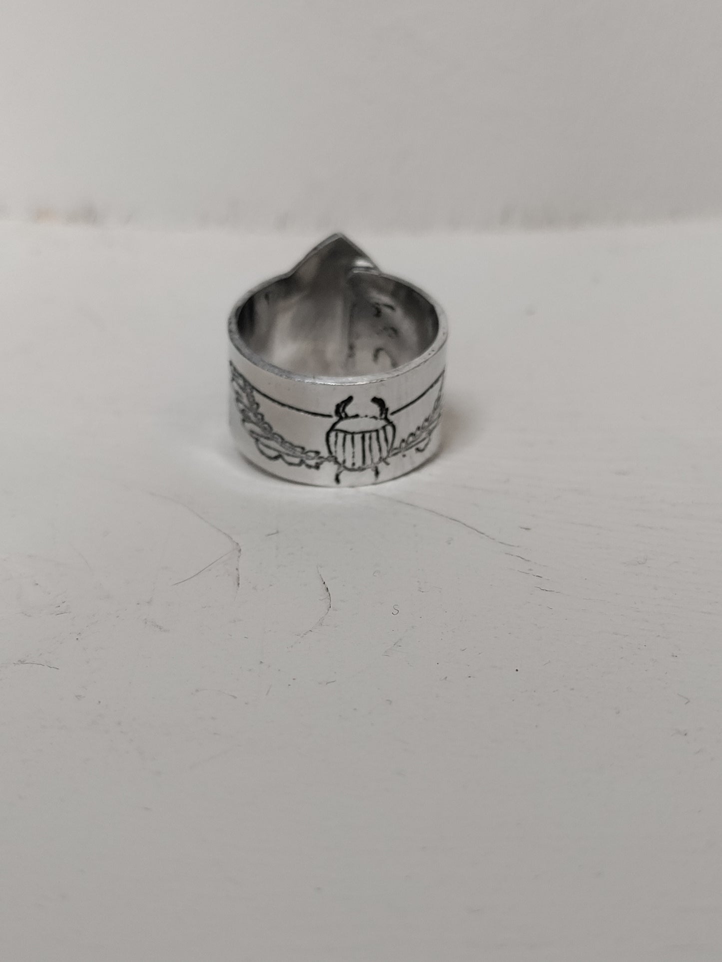 Bague ajustable argentée avec symboles égyptiens LEIA&CO