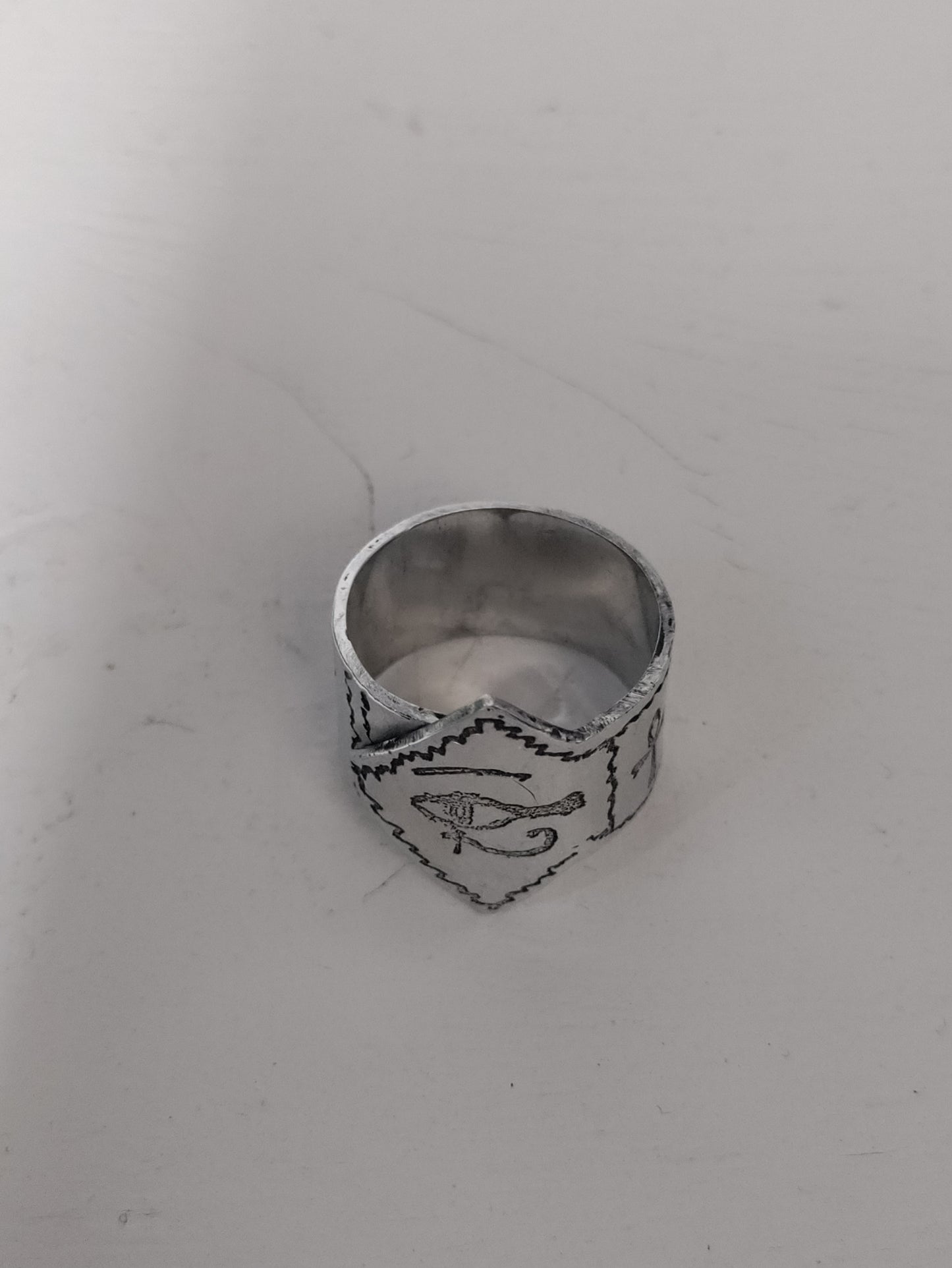 Bague ajustable argentée avec symboles égyptiens LEIA&CO