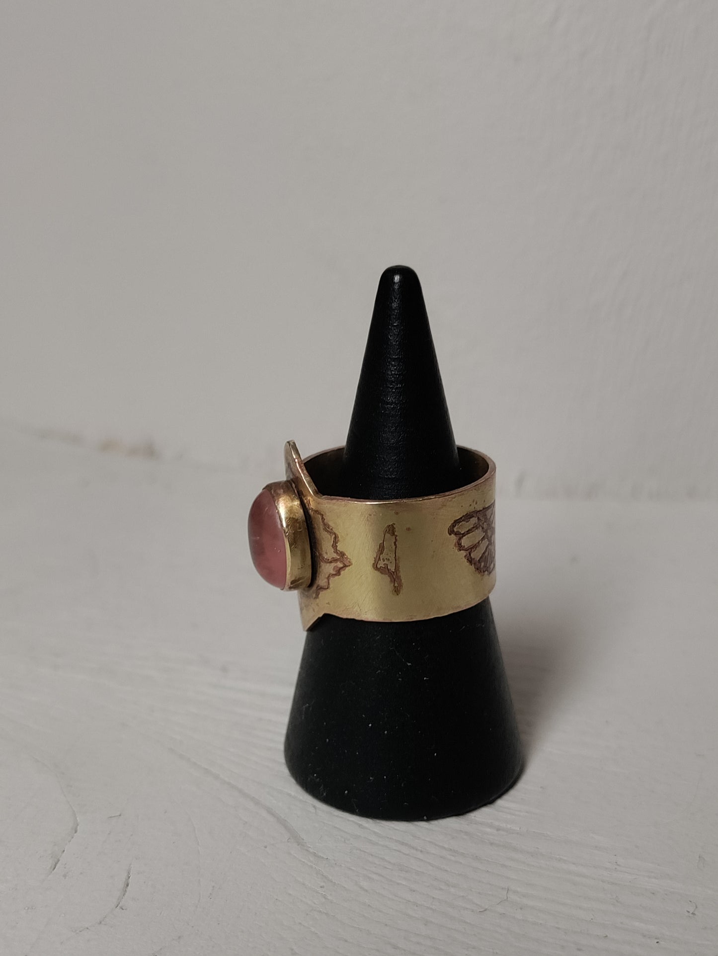 Bague ajustable laiton patiné avec symboles égyptiens et quartz rose LEIA&CO