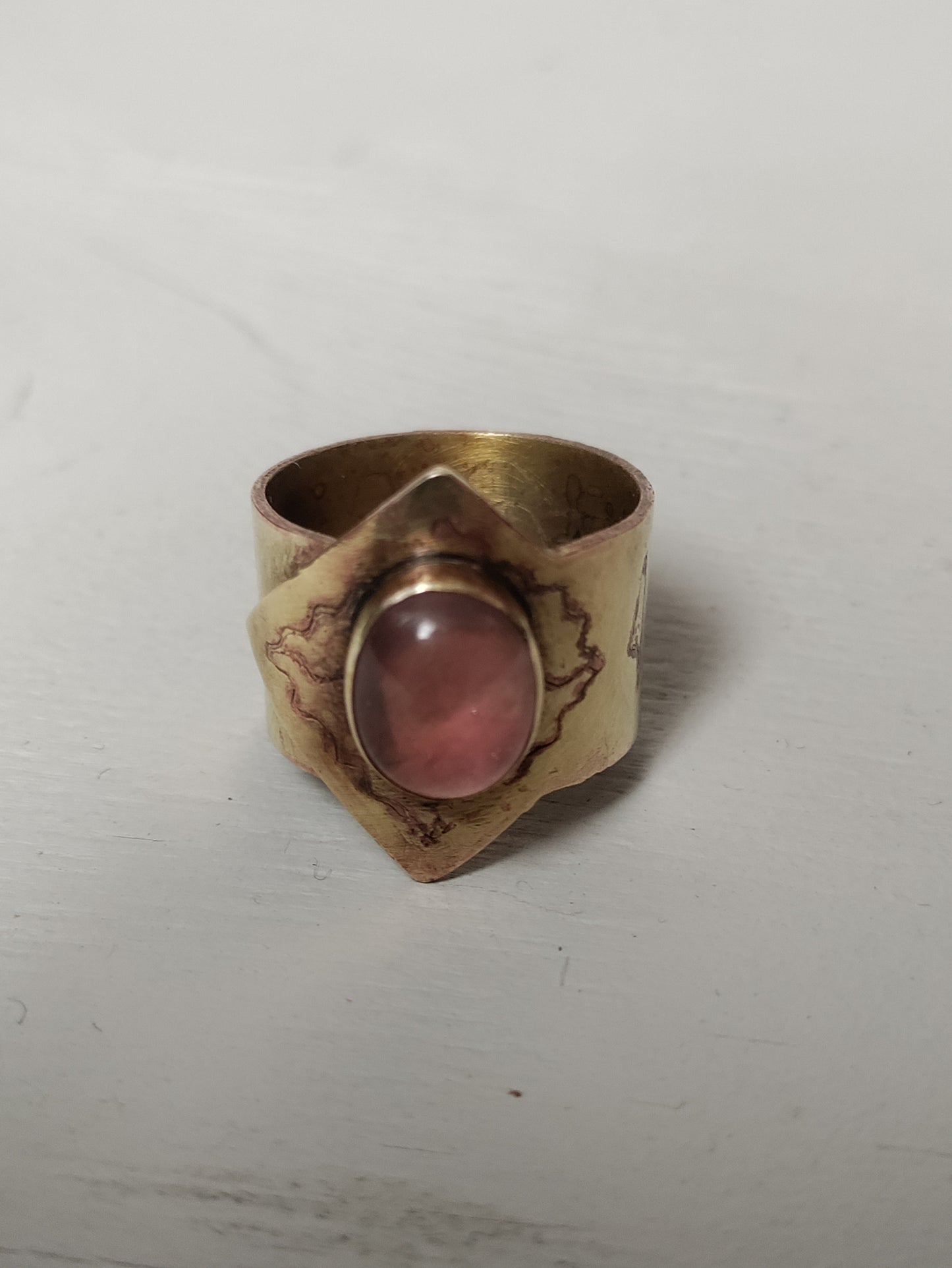 Bague ajustable laiton patiné avec symboles égyptiens et quartz rose LEIA&CO