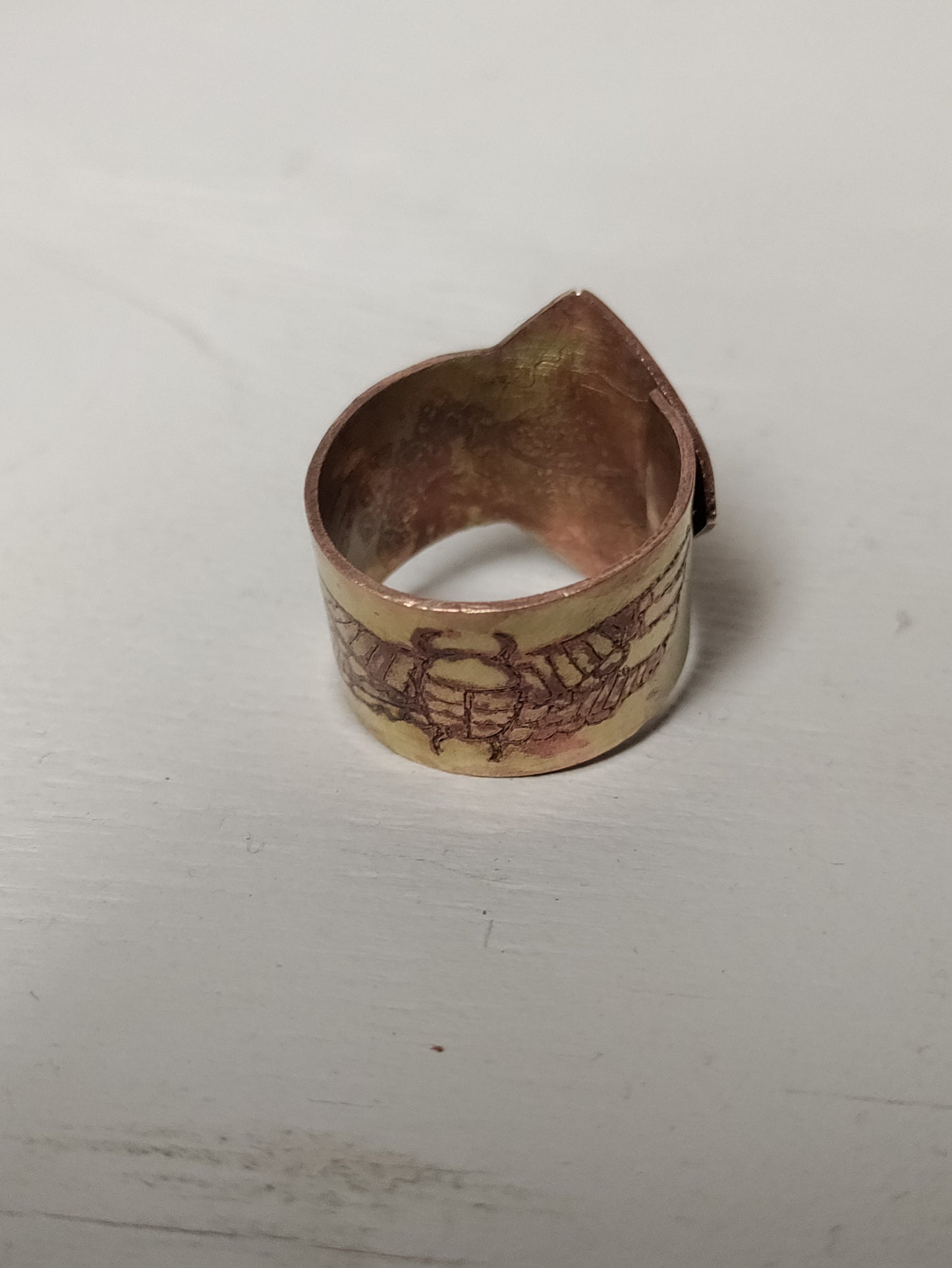 Bague ajustable laiton patiné avec symboles égyptiens et quartz rose LEIA&CO