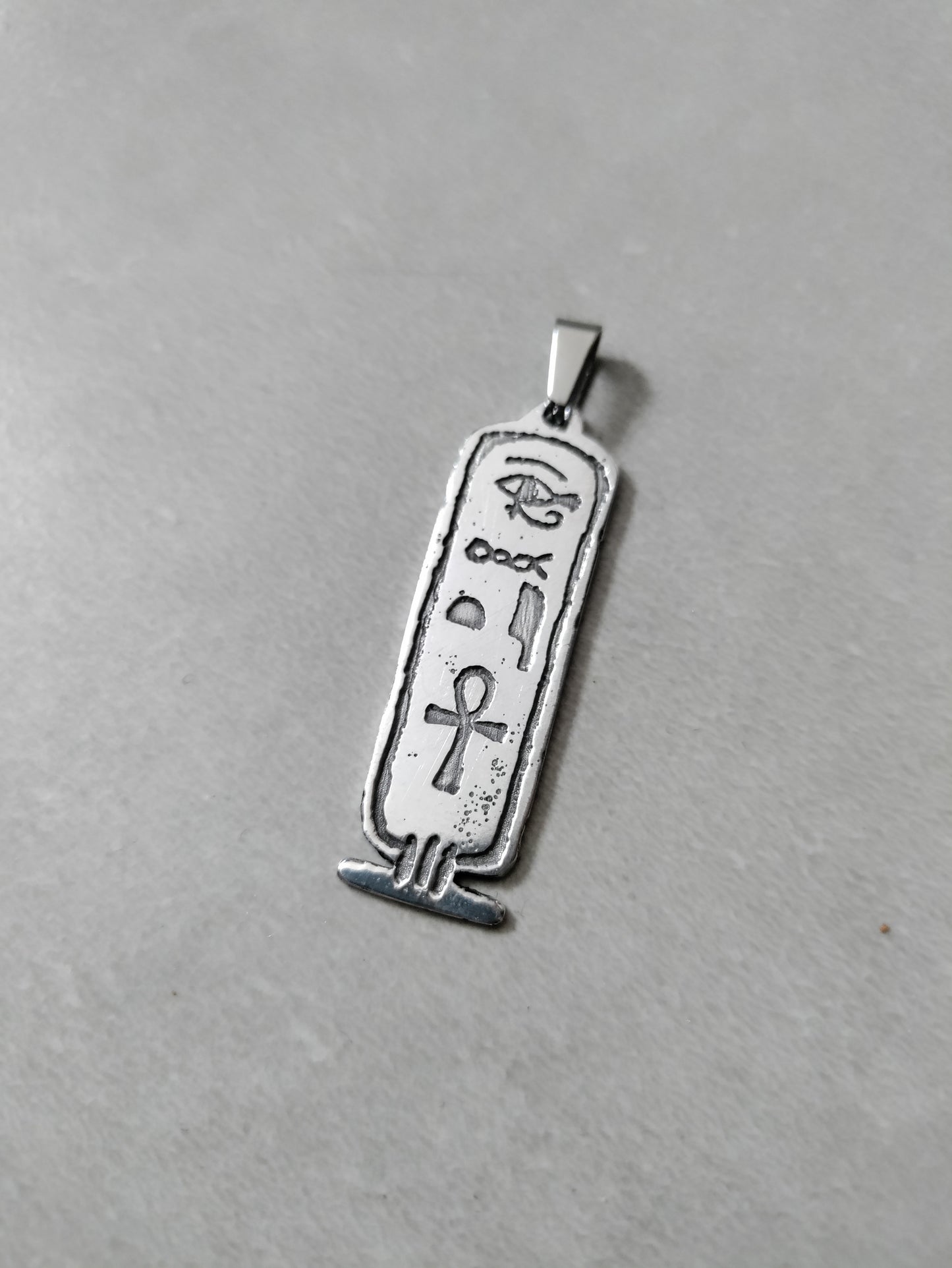 Pendentif cartouche égyptien argenté avec symboles LEIA&CO