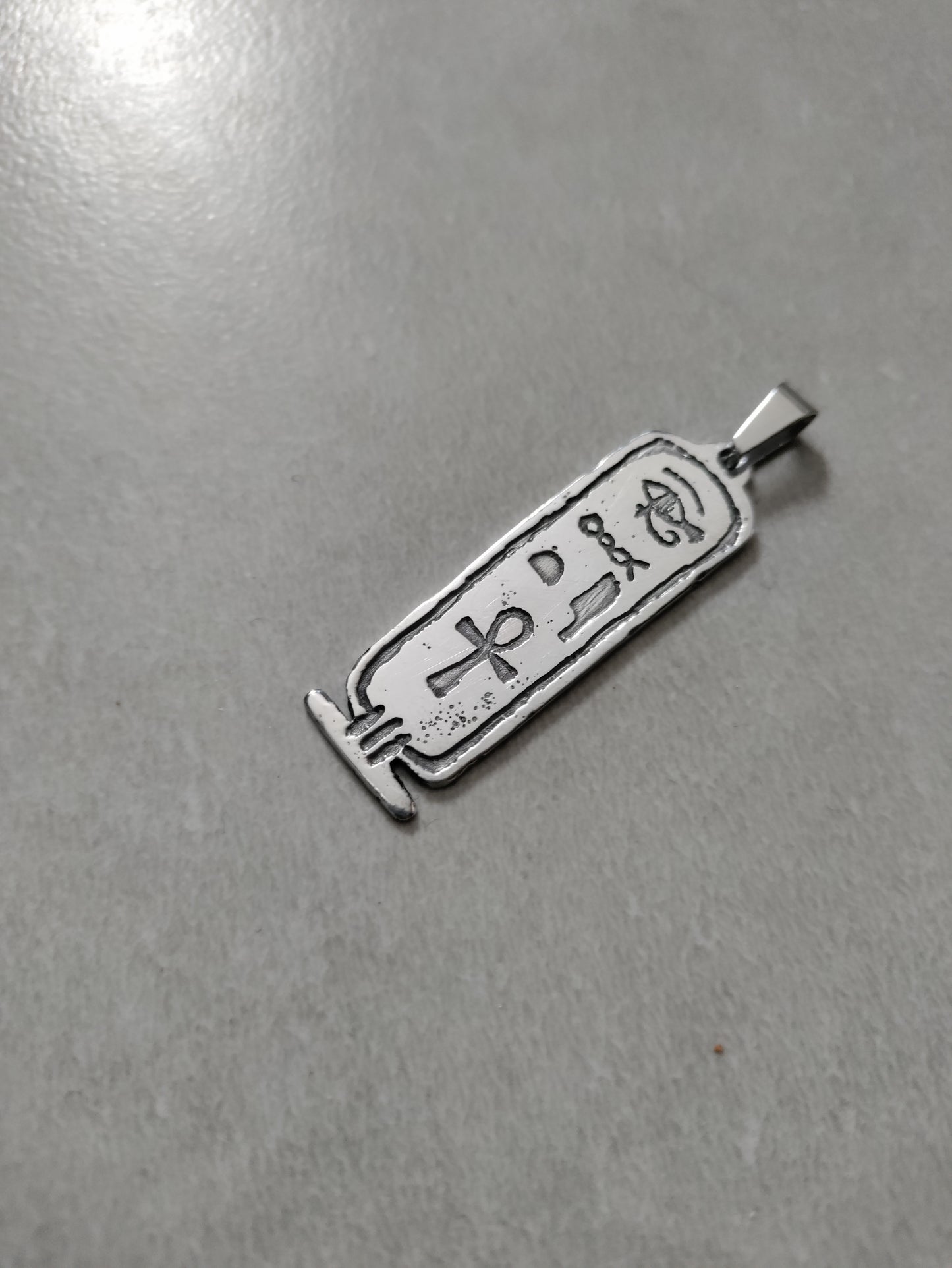 Pendentif cartouche égyptien argenté avec symboles LEIA&CO