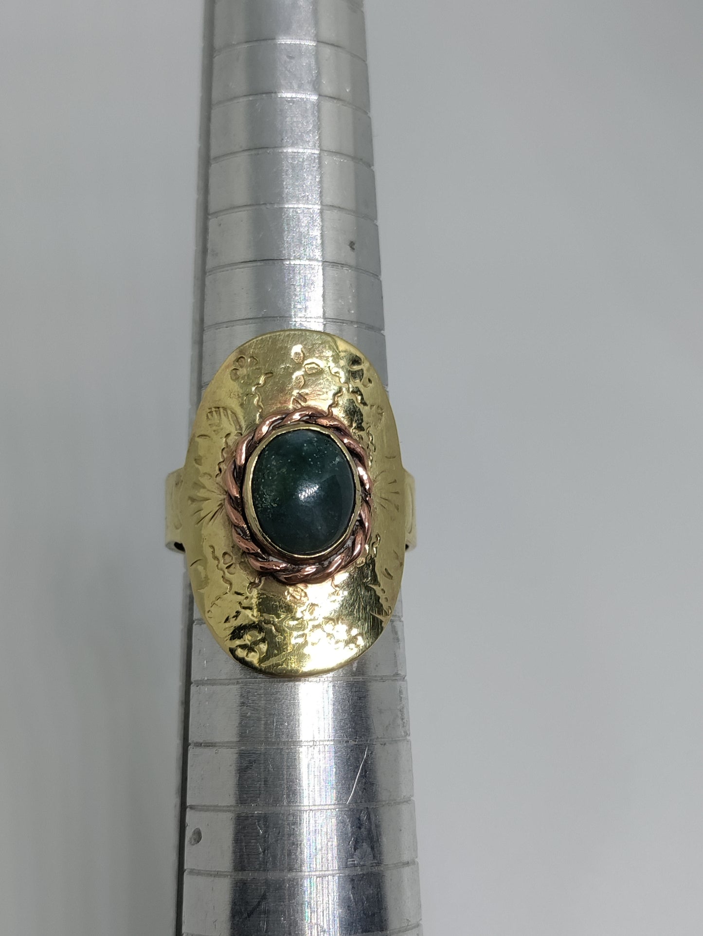 Chevalière agate indienne verte en laiton doré avec motifs LEIA&CO
