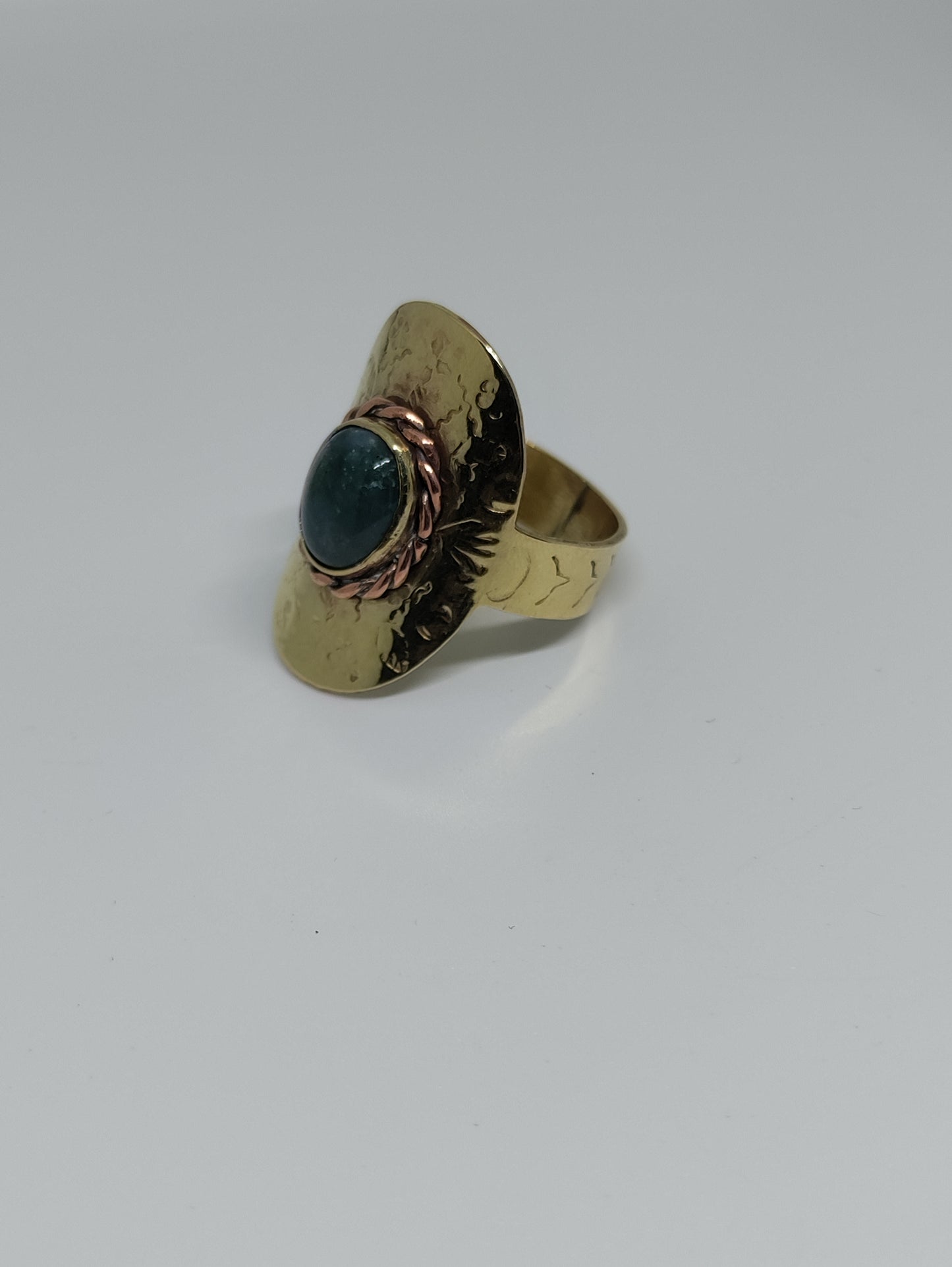 Chevalière agate indienne verte en laiton doré avec motifs LEIA&CO