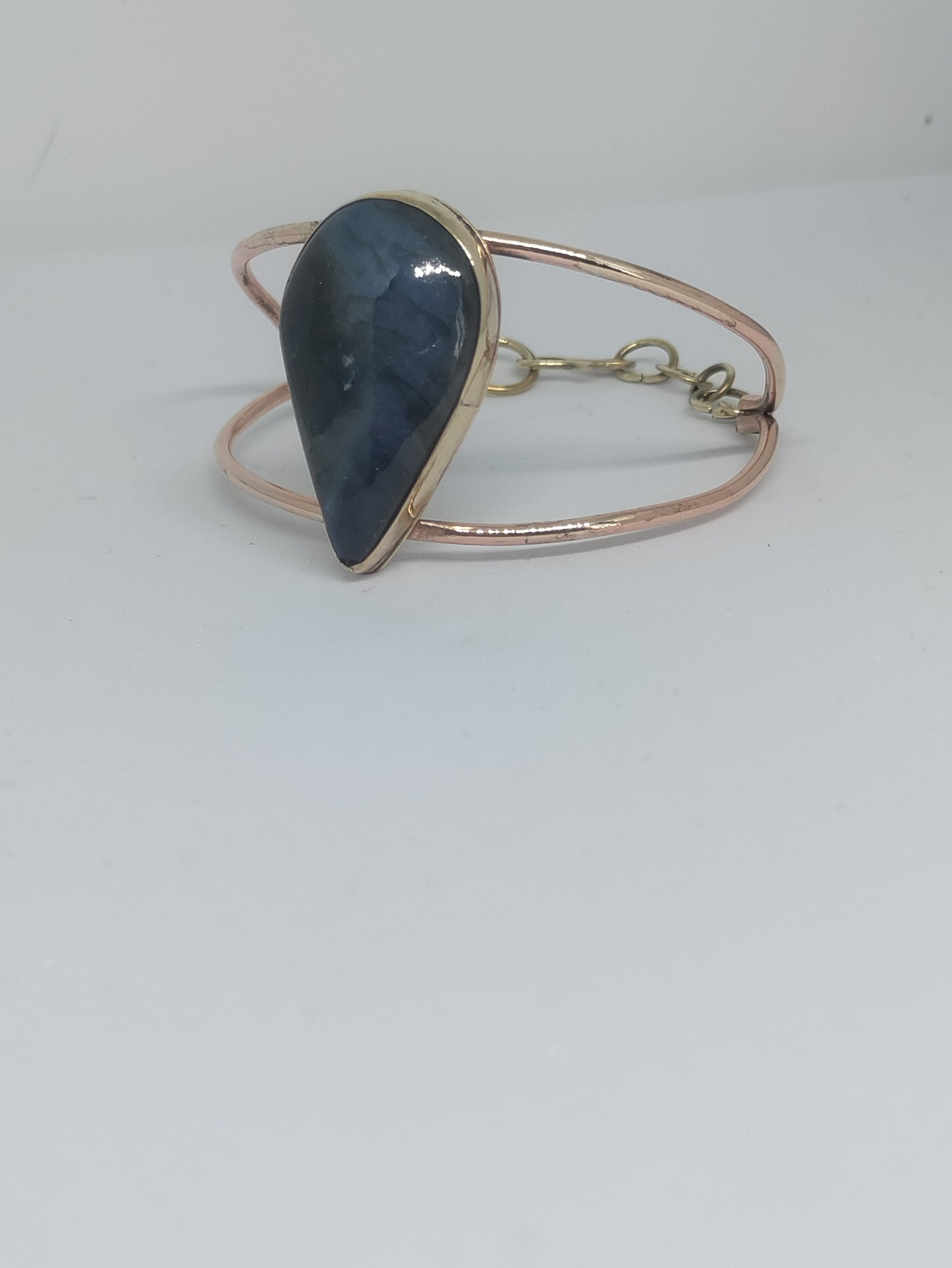 Bracelet manchette laiton doré et Labradorite flash bleu foncé LEIA&CO