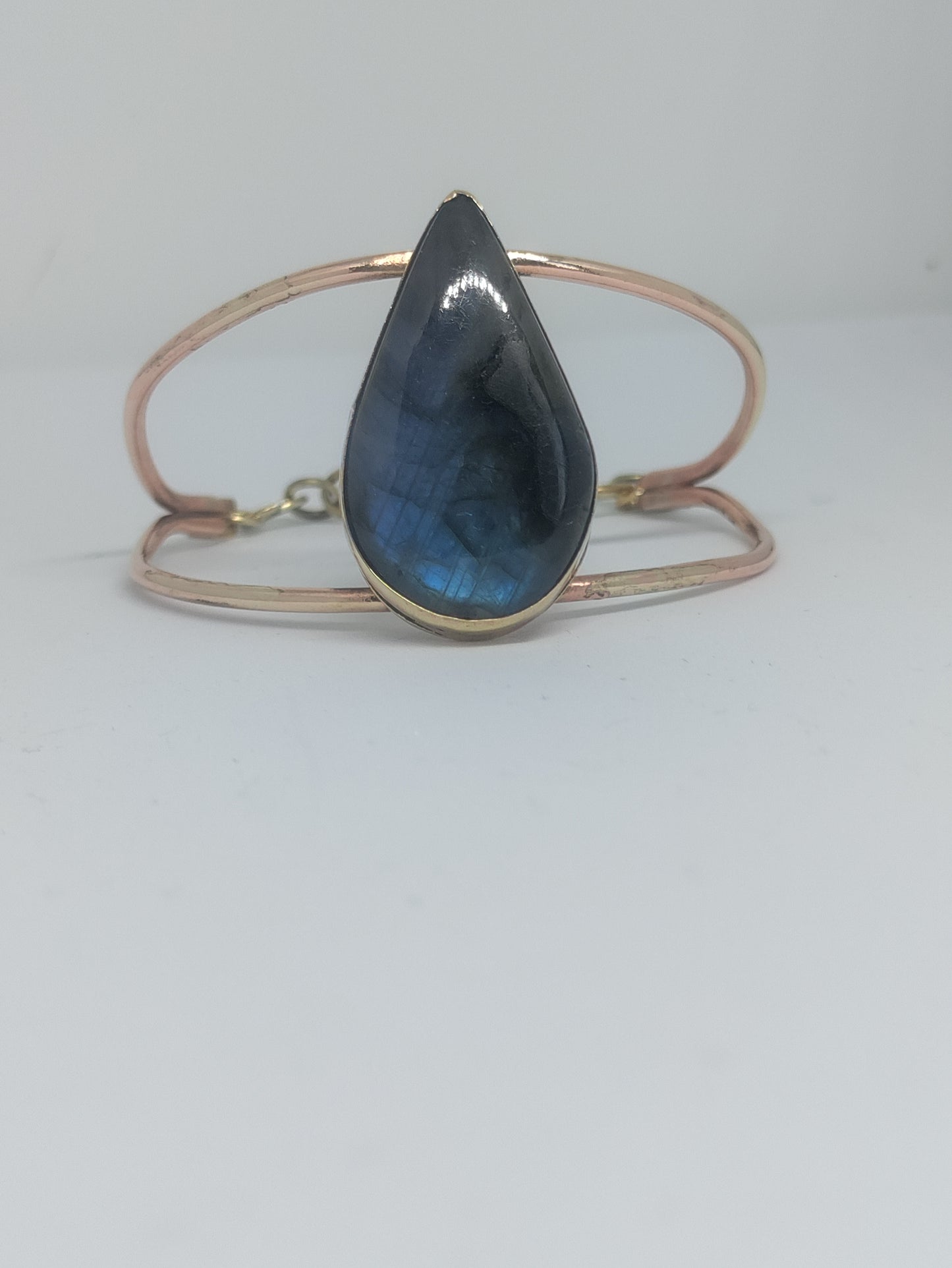 Bracelet manchette laiton doré et Labradorite flash bleu foncé LEIA&CO