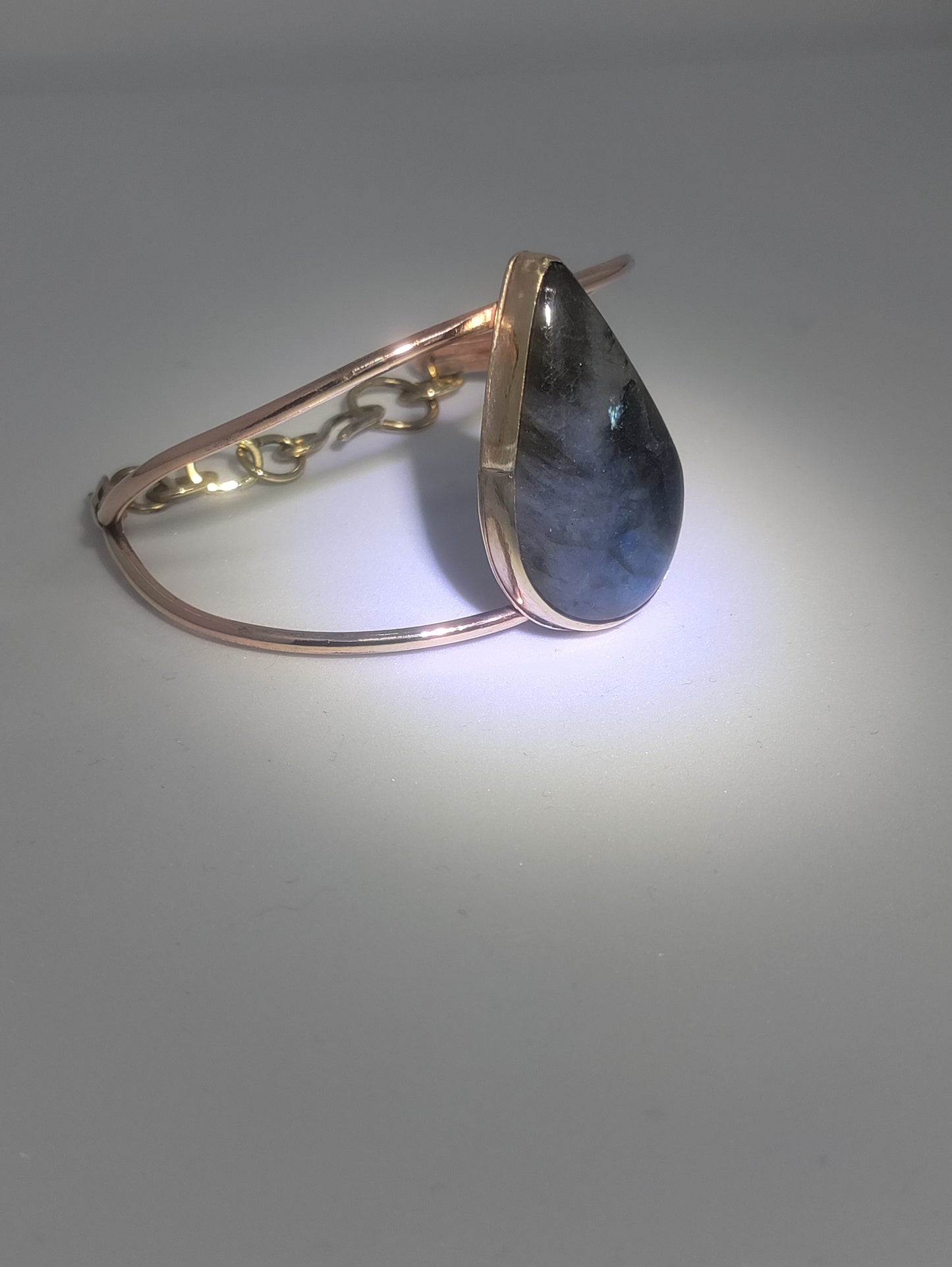 Bracelet manchette laiton doré et Labradorite flash bleu foncé LEIA&CO