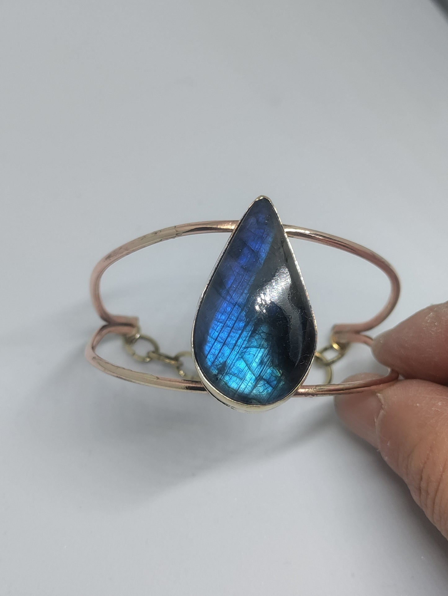 Bracelet manchette laiton doré et Labradorite flash bleu foncé LEIA&CO