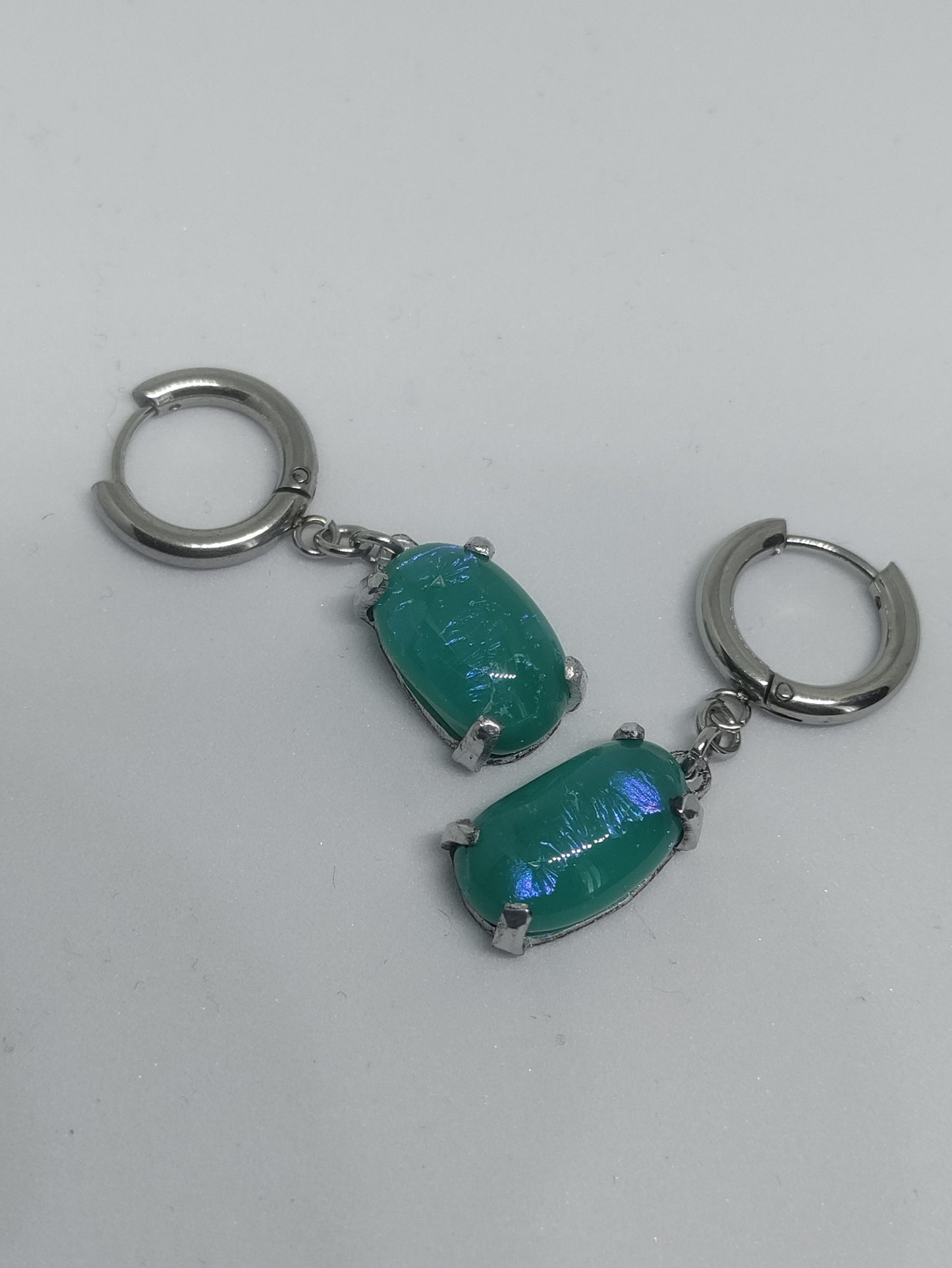 Petites boucles d'oreilles créoles avec verre dichroïque vert pomme LEIA&CO