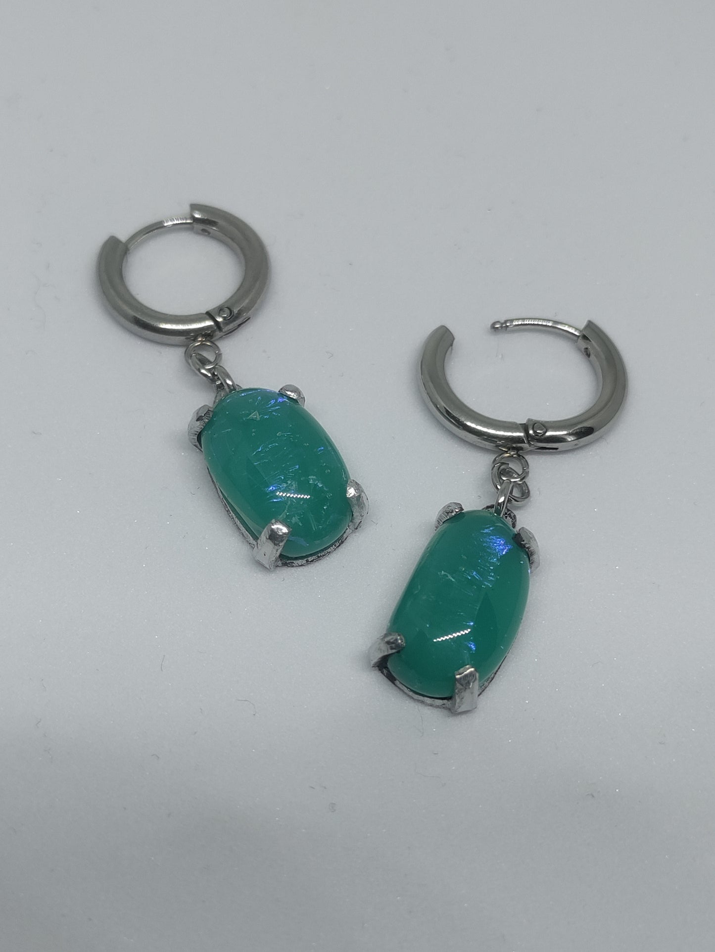 Petites boucles d'oreilles créoles avec verre dichroïque vert pomme LEIA&CO