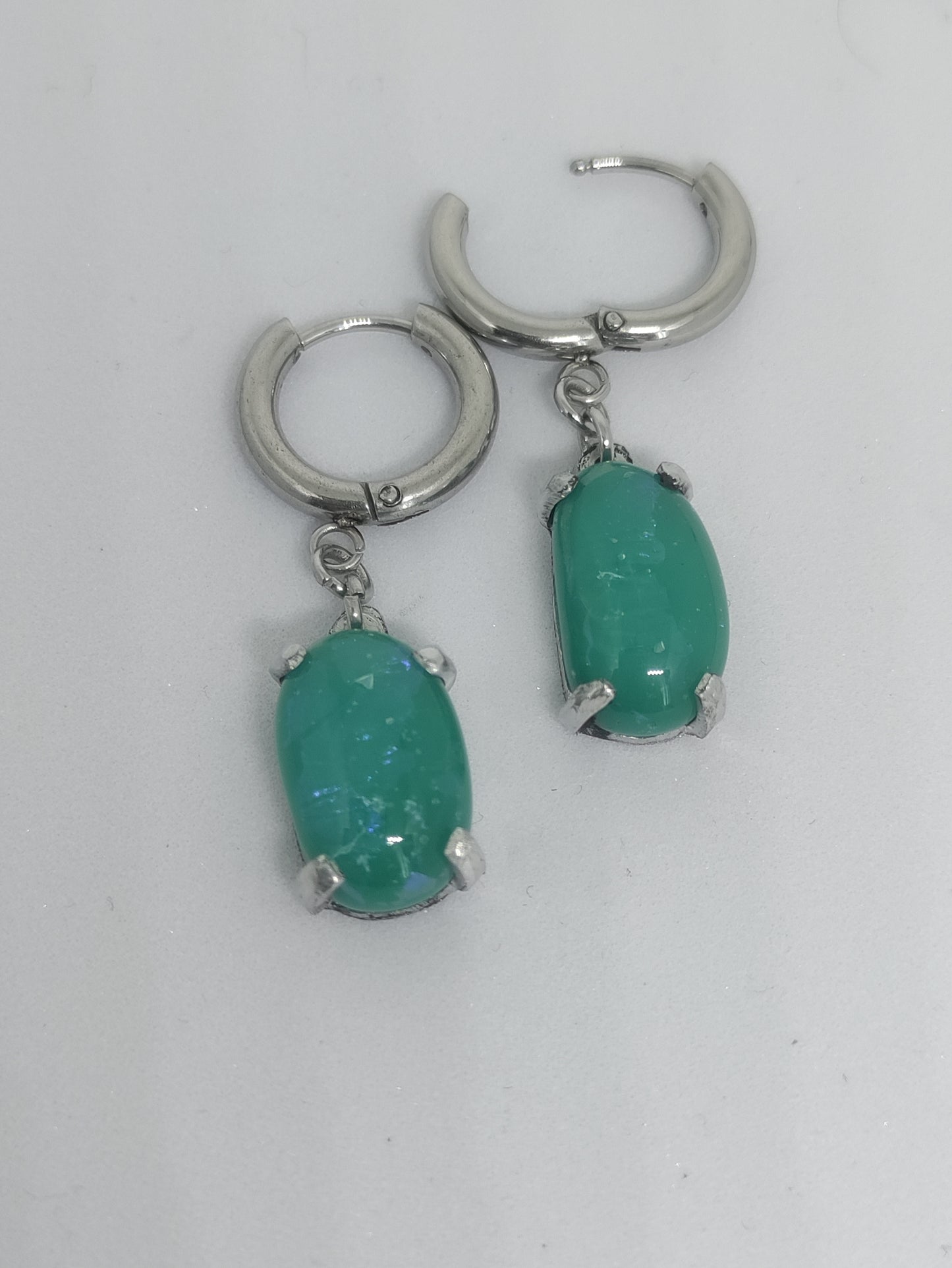 Petites boucles d'oreilles créoles avec verre dichroïque vert pomme LEIA&CO
