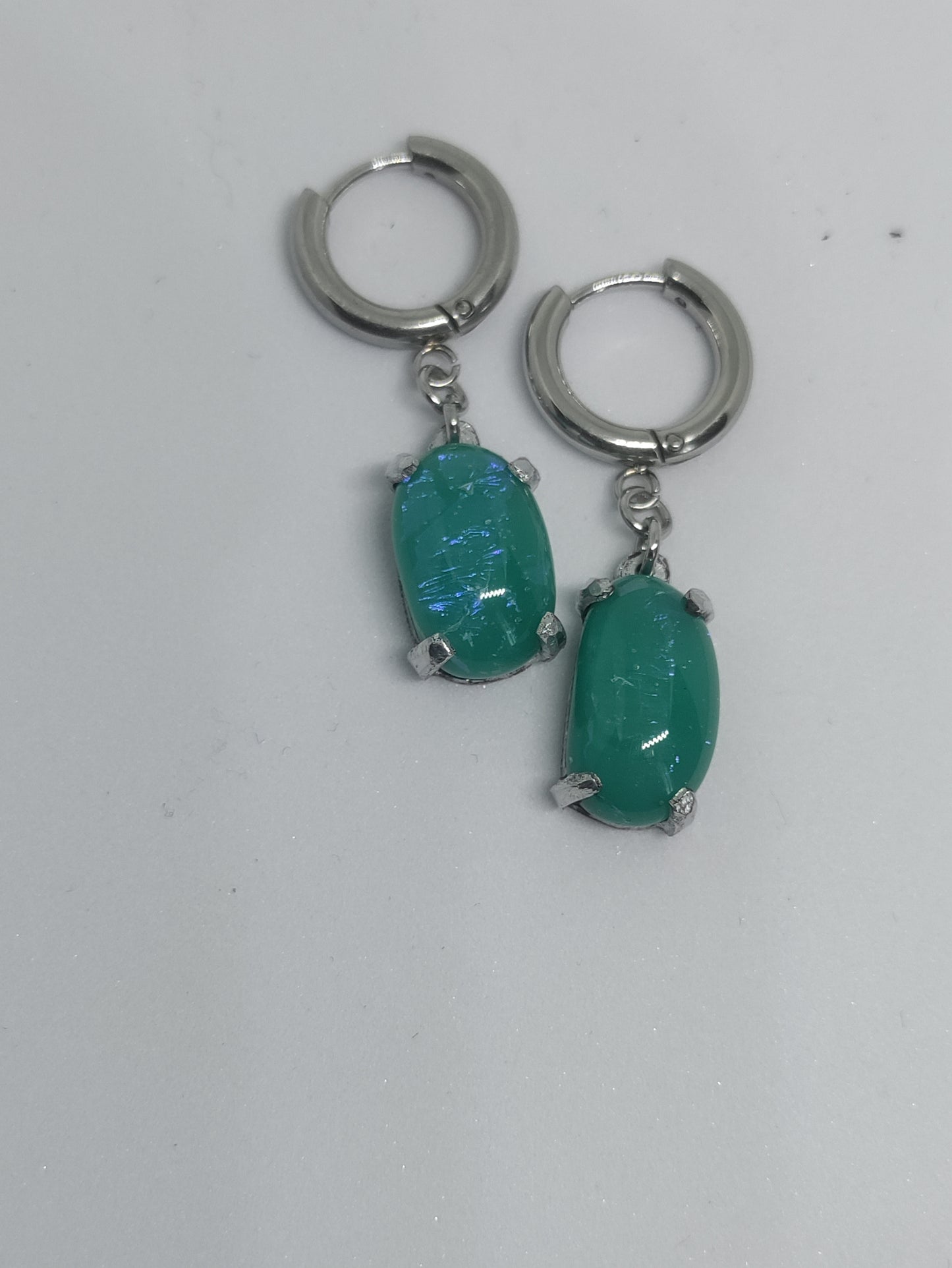 Petites boucles d'oreilles créoles avec verre dichroïque vert pomme LEIA&CO