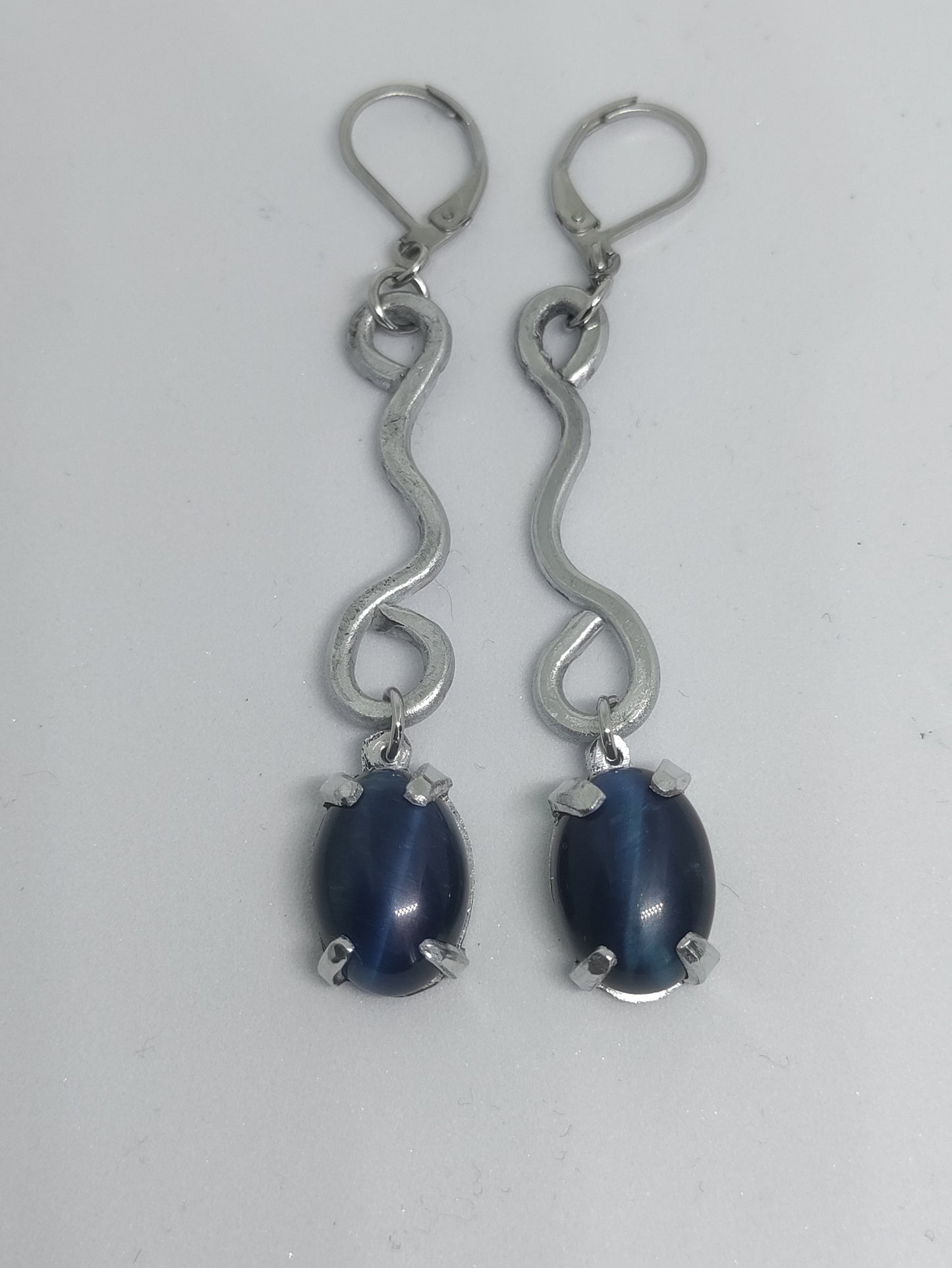 Boucles d'oreilles pendantes avec pierres d'oeil de tigre bleu LEIA&CO