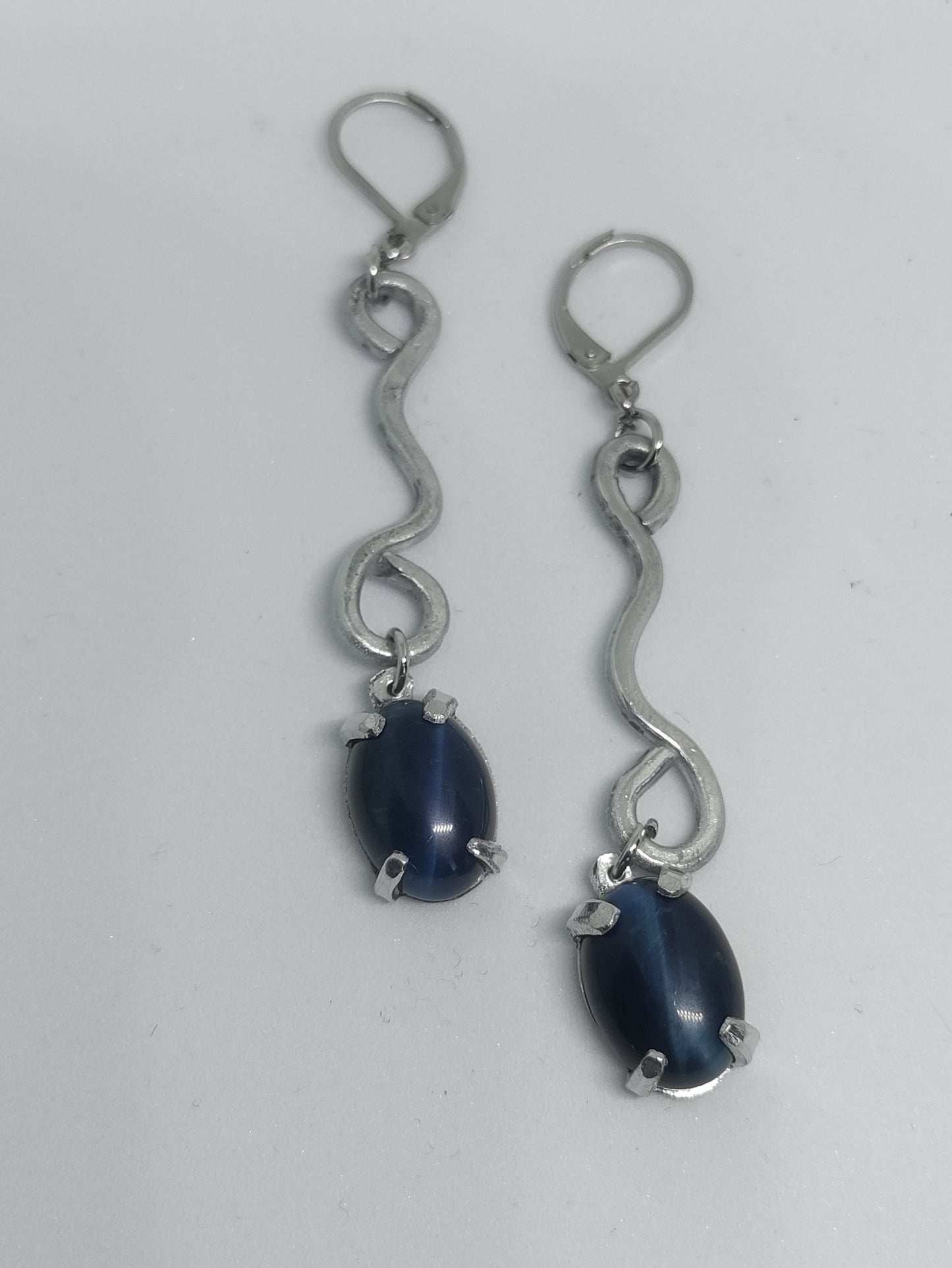 Boucles d'oreilles pendantes avec pierres d'oeil de tigre bleu LEIA&CO