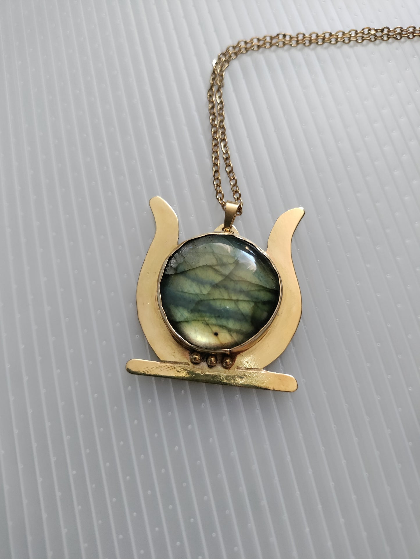 Collier disque solaire égyptien et Labradorite verte LEIA&CO