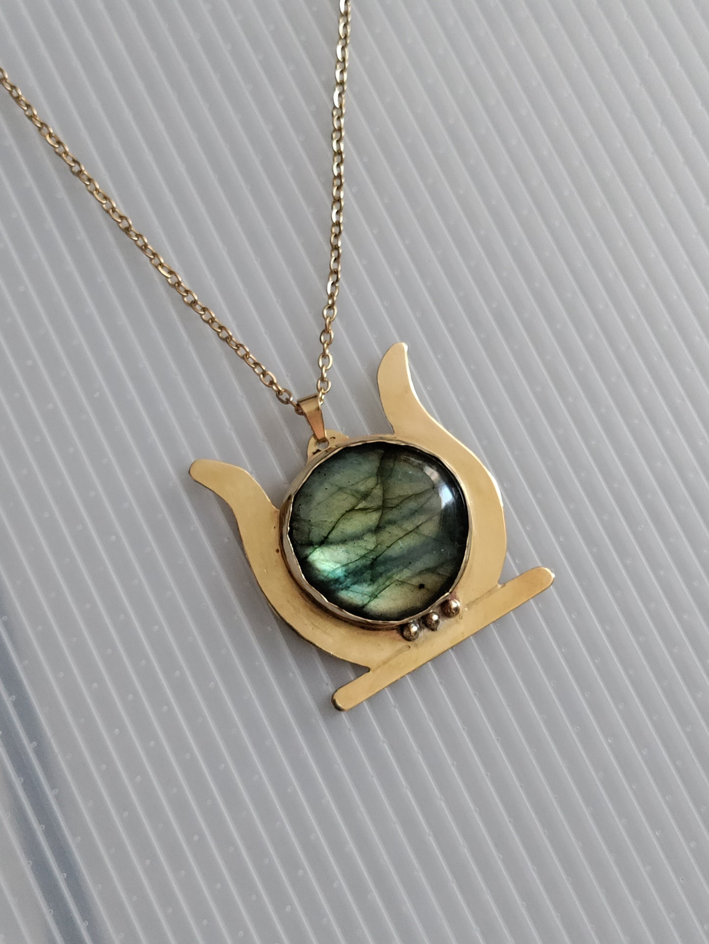 Collier disque solaire égyptien et Labradorite verte LEIA&CO