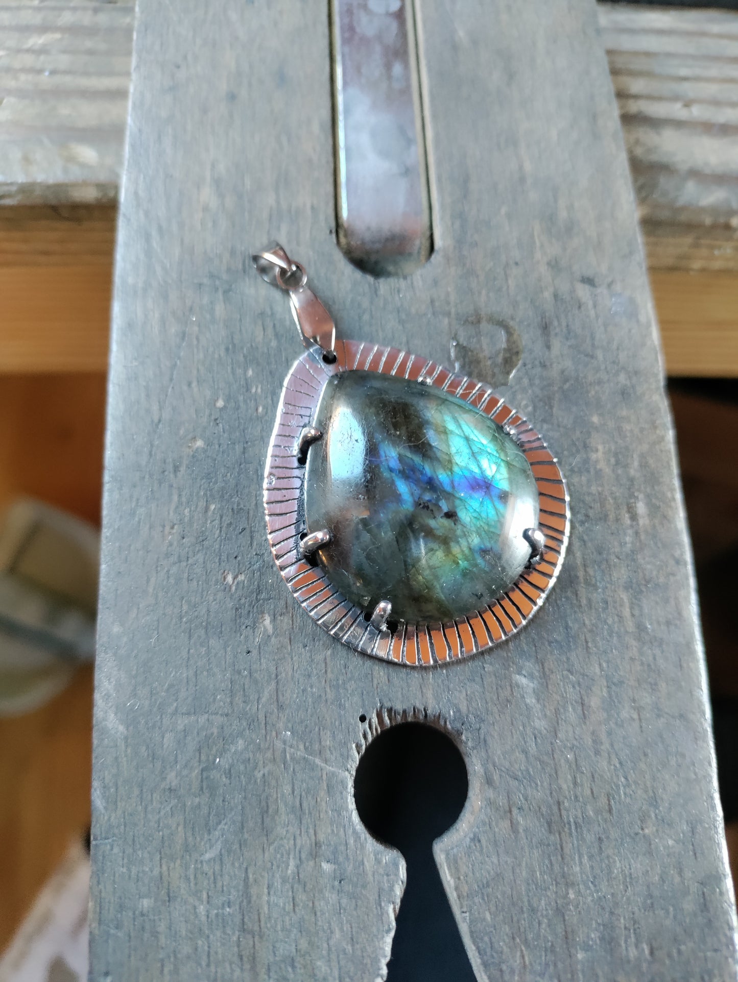 Collier pendentif goutte Labradorite naturelle multicolore LEIA&CO
