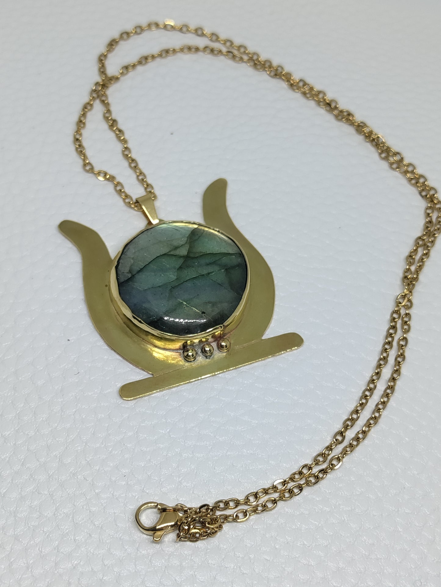 Collier disque solaire égyptien labradorite verte