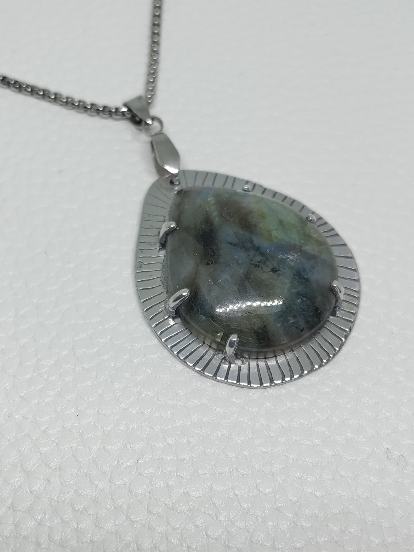 Collier pendentif goutte Labradorite naturelle multicolore LEIA&CO