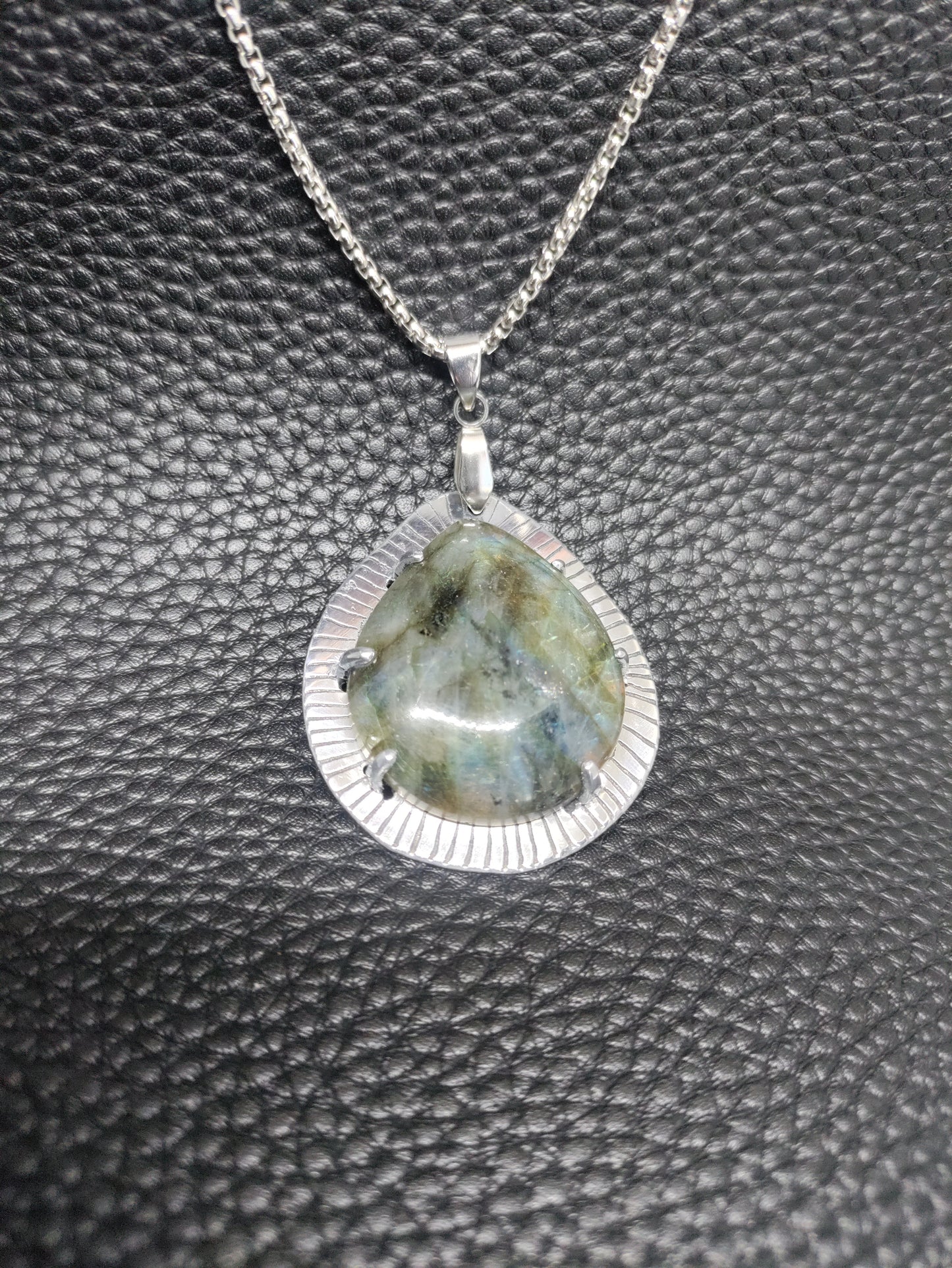 Collier pendentif goutte Labradorite naturelle multicolore LEIA&CO