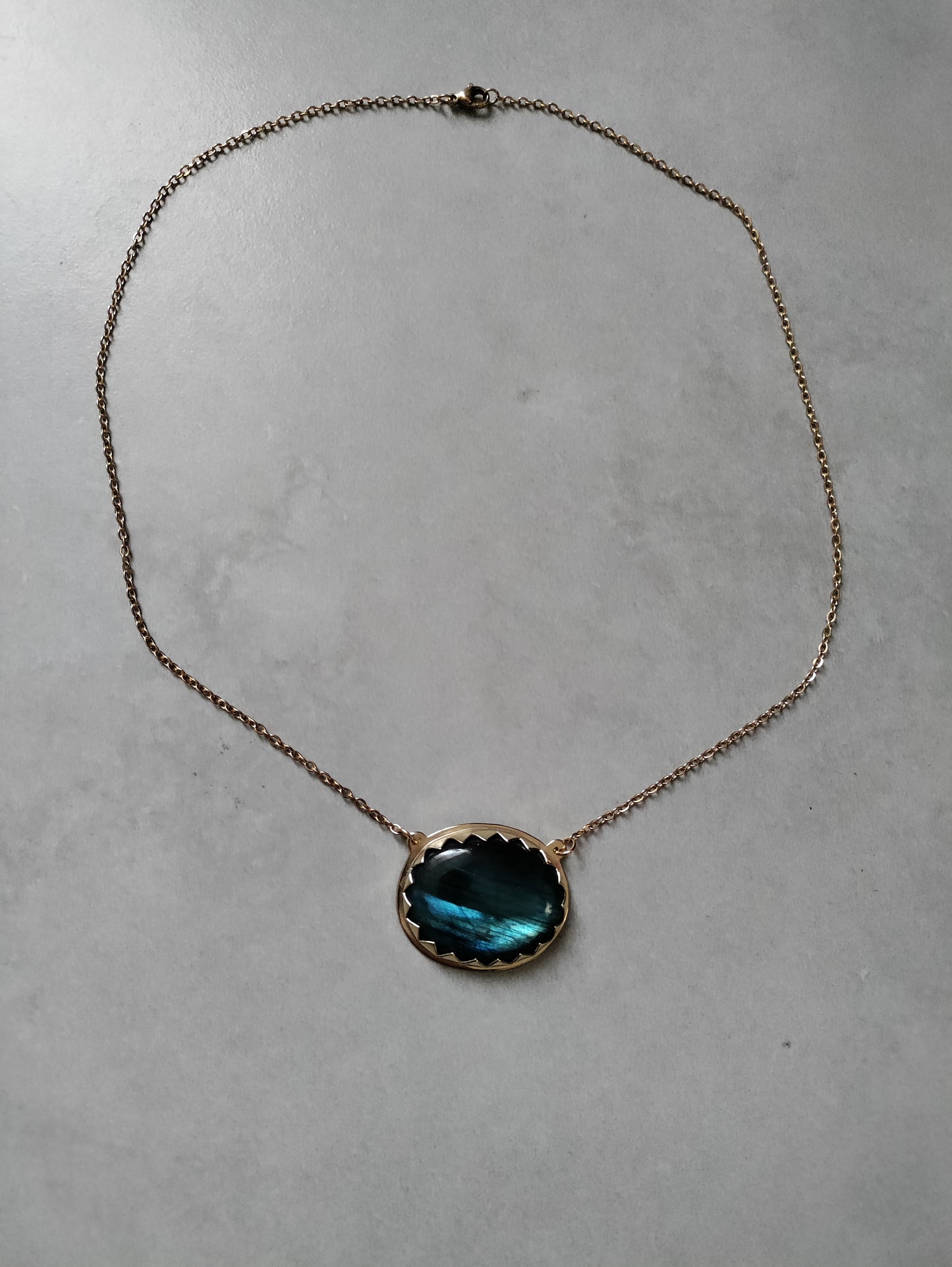 Collier doré Yin et Yang avec Labradorite bleue LEIA&CO