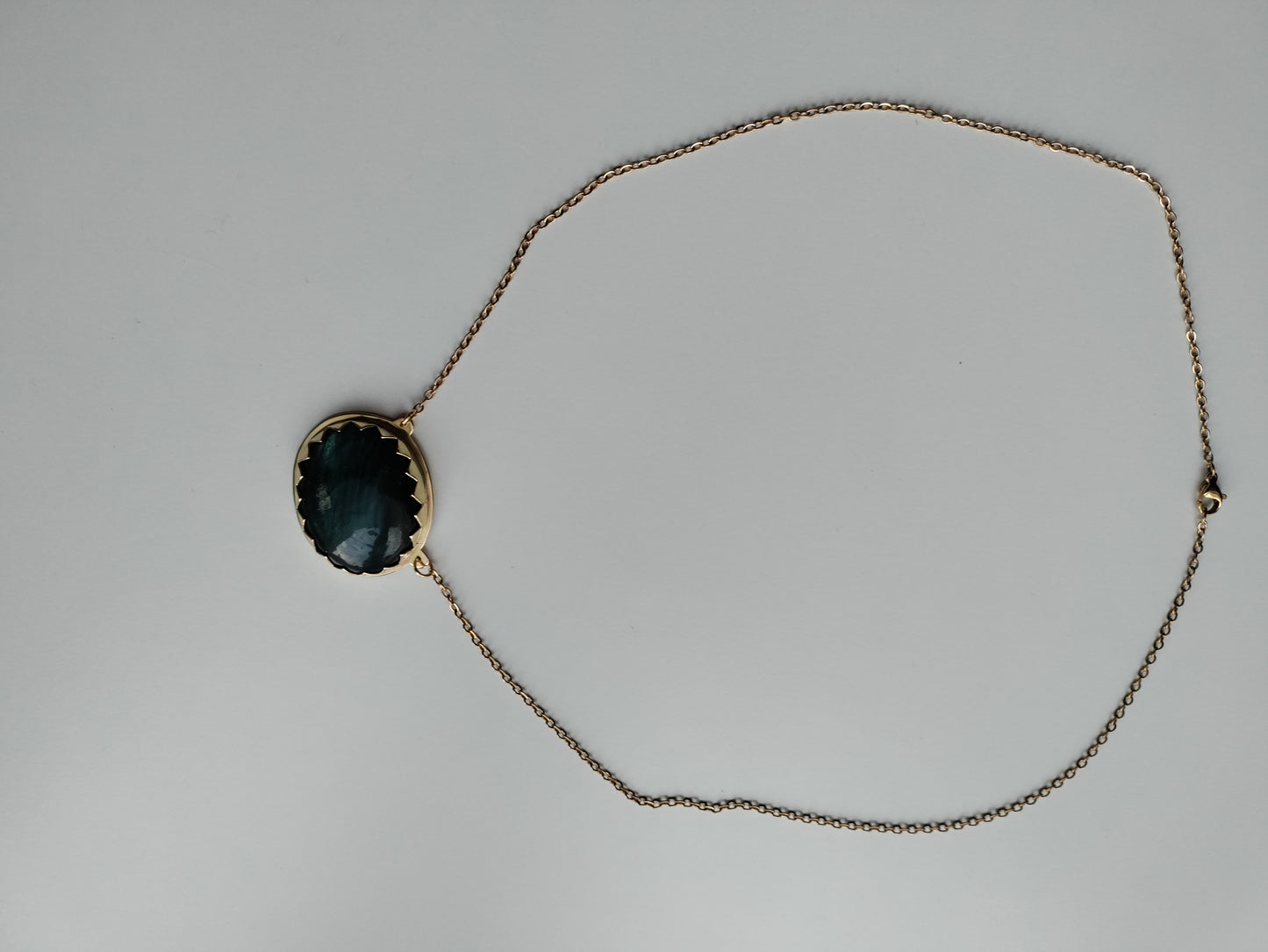 Collier doré Yin et Yang avec Labradorite bleue LEIA&CO