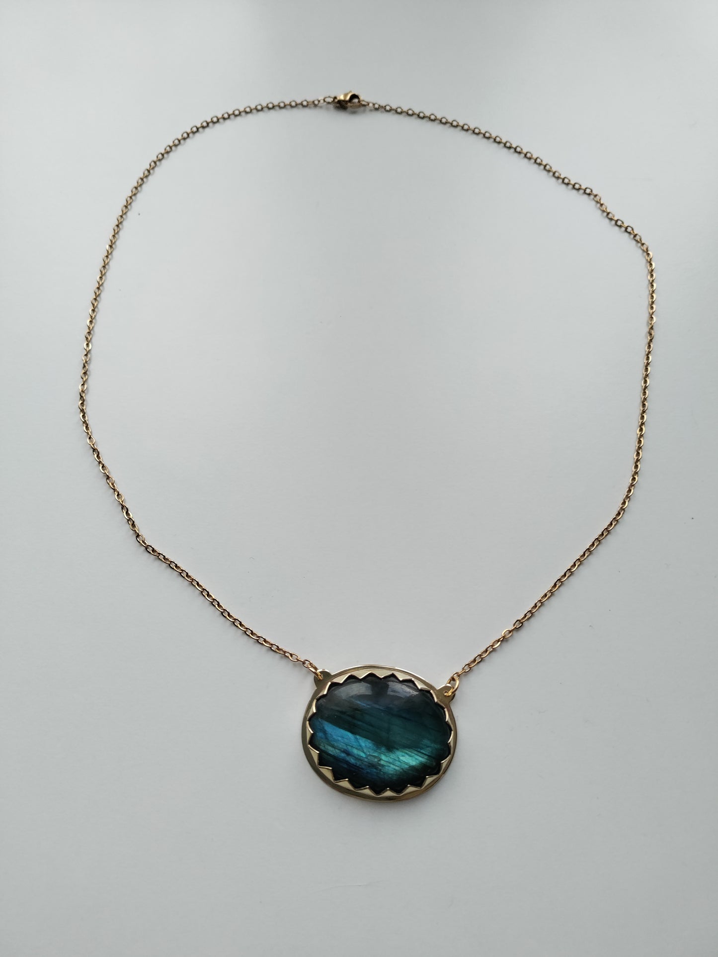 Collier doré Yin et Yang avec Labradorite bleue LEIA&CO