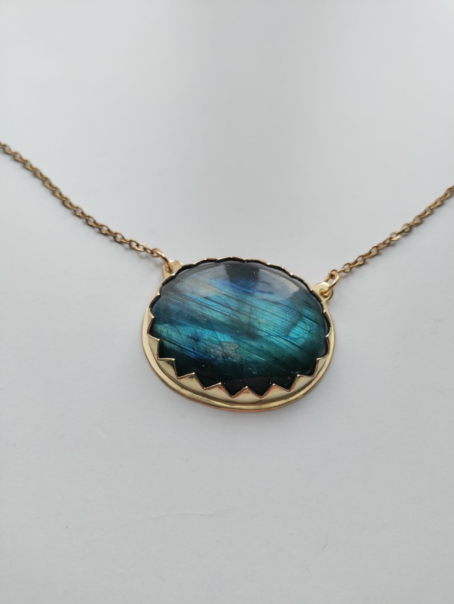 Collier doré Yin et Yang avec Labradorite bleue LEIA&CO