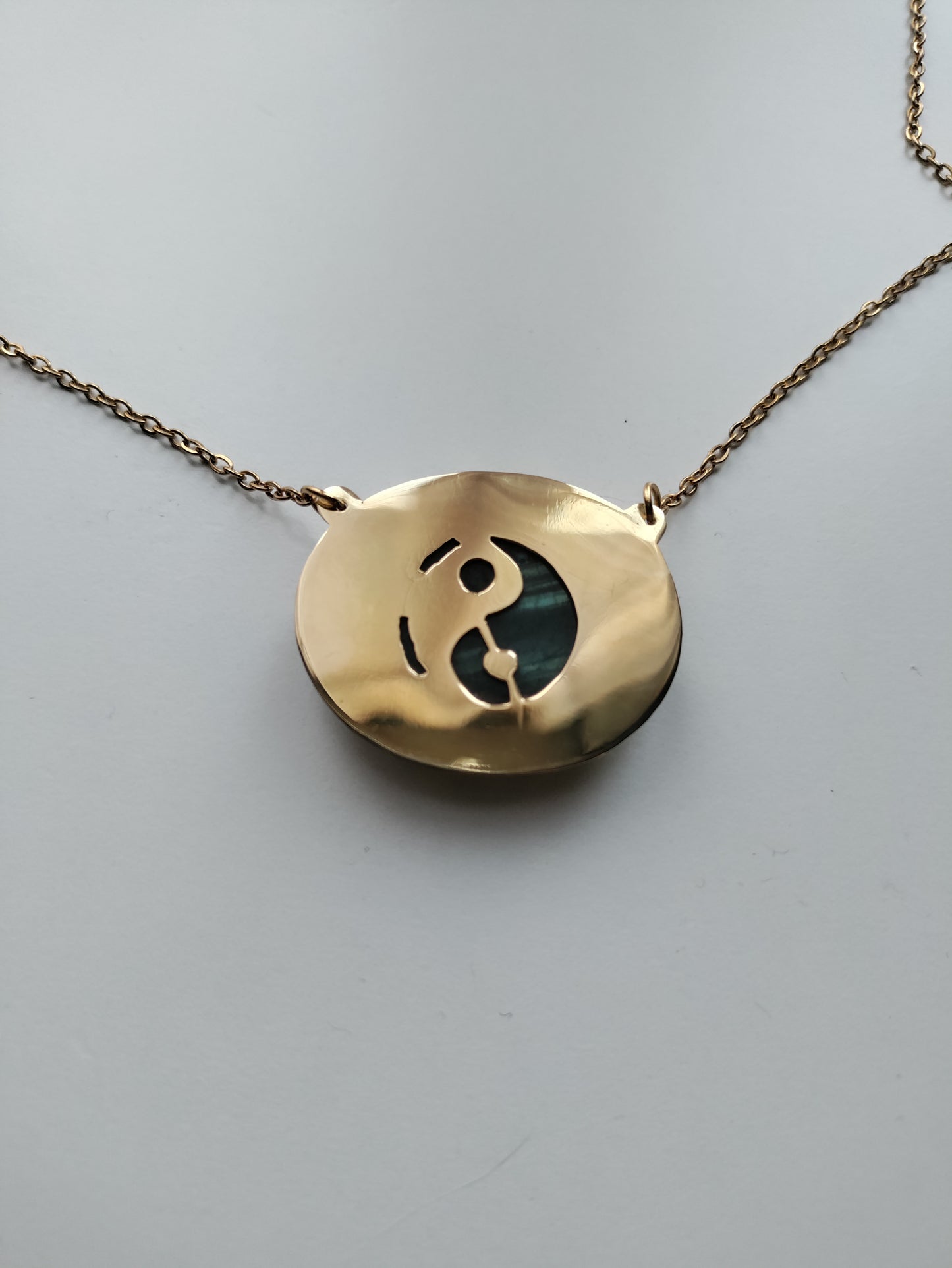 Collier doré Yin et Yang avec Labradorite bleue LEIA&CO