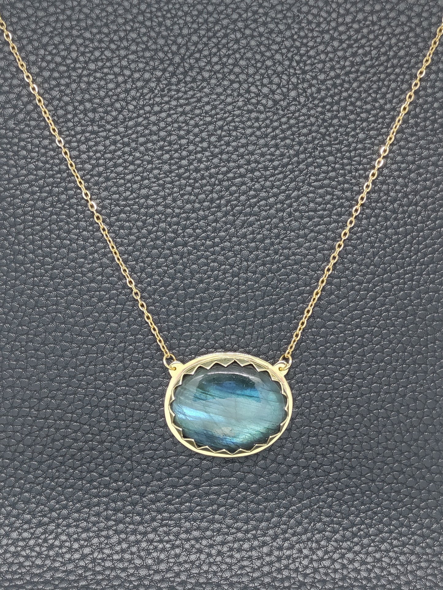 Collier doré Yin et Yang avec Labradorite bleue LEIA&CO