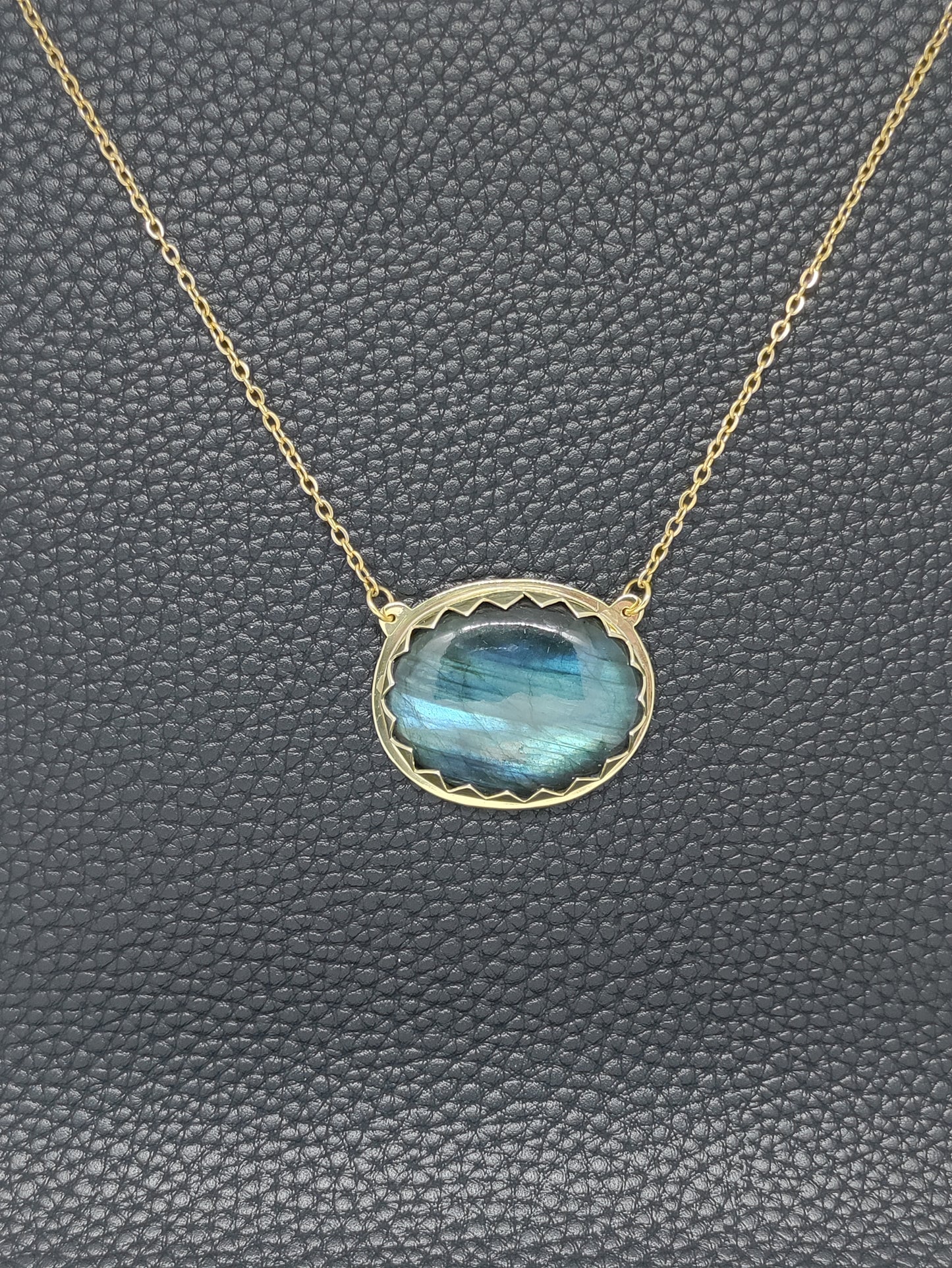 Collier doré Yin et Yang avec Labradorite bleue LEIA&CO