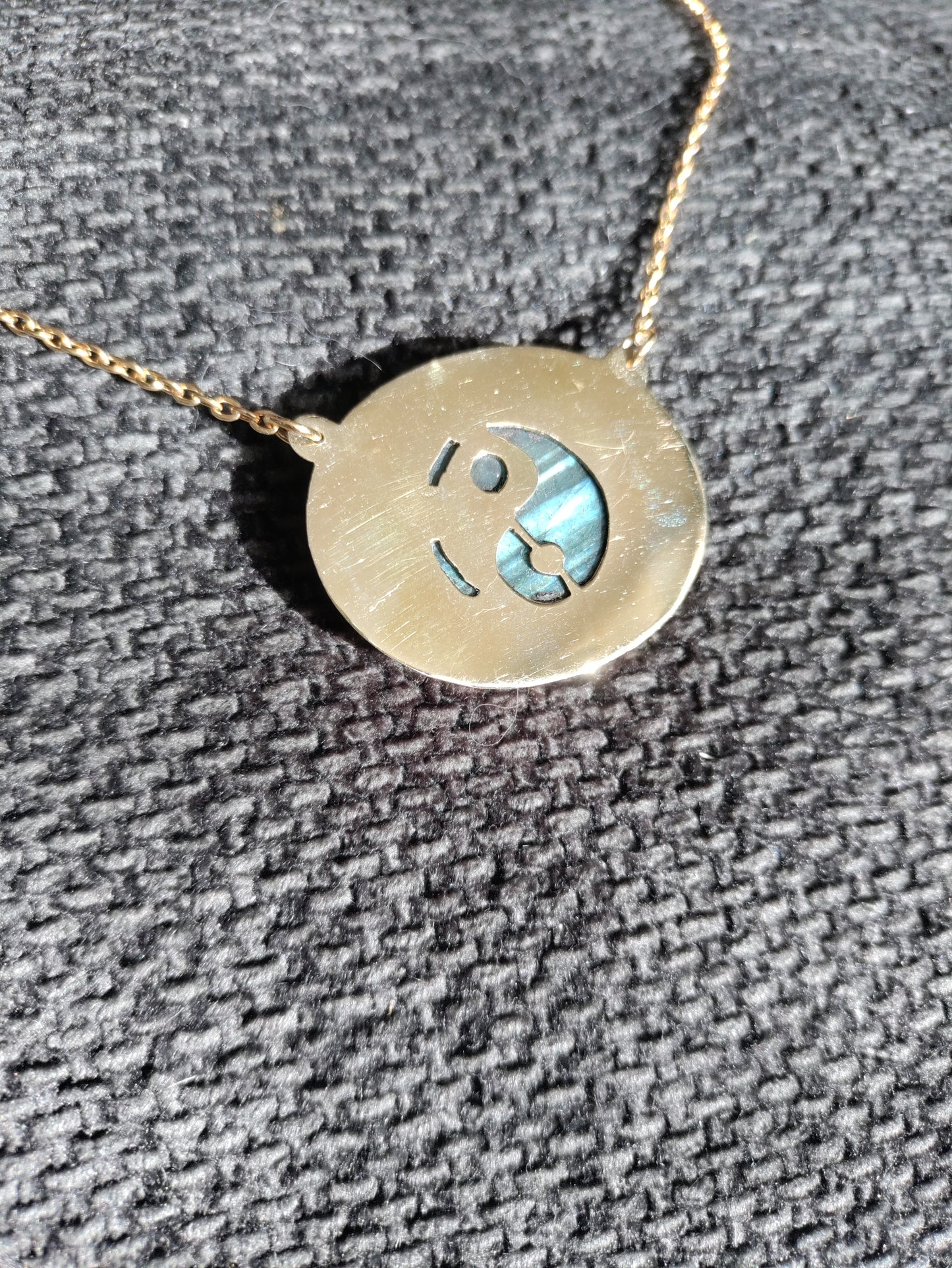 Collier doré Yin et Yang avec Labradorite bleue LEIA&CO