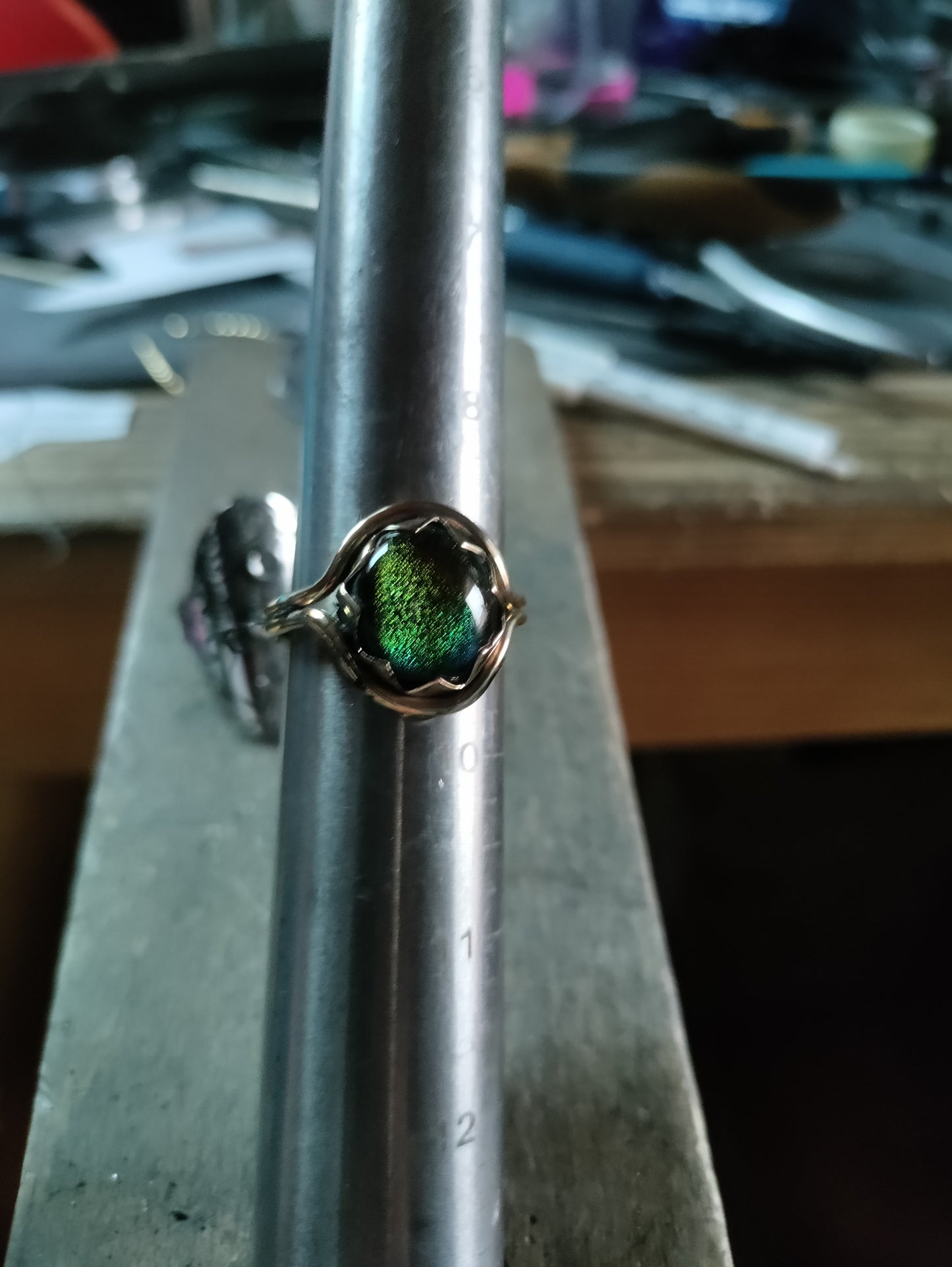 Bague ajustable dorée oeil de dragon vert