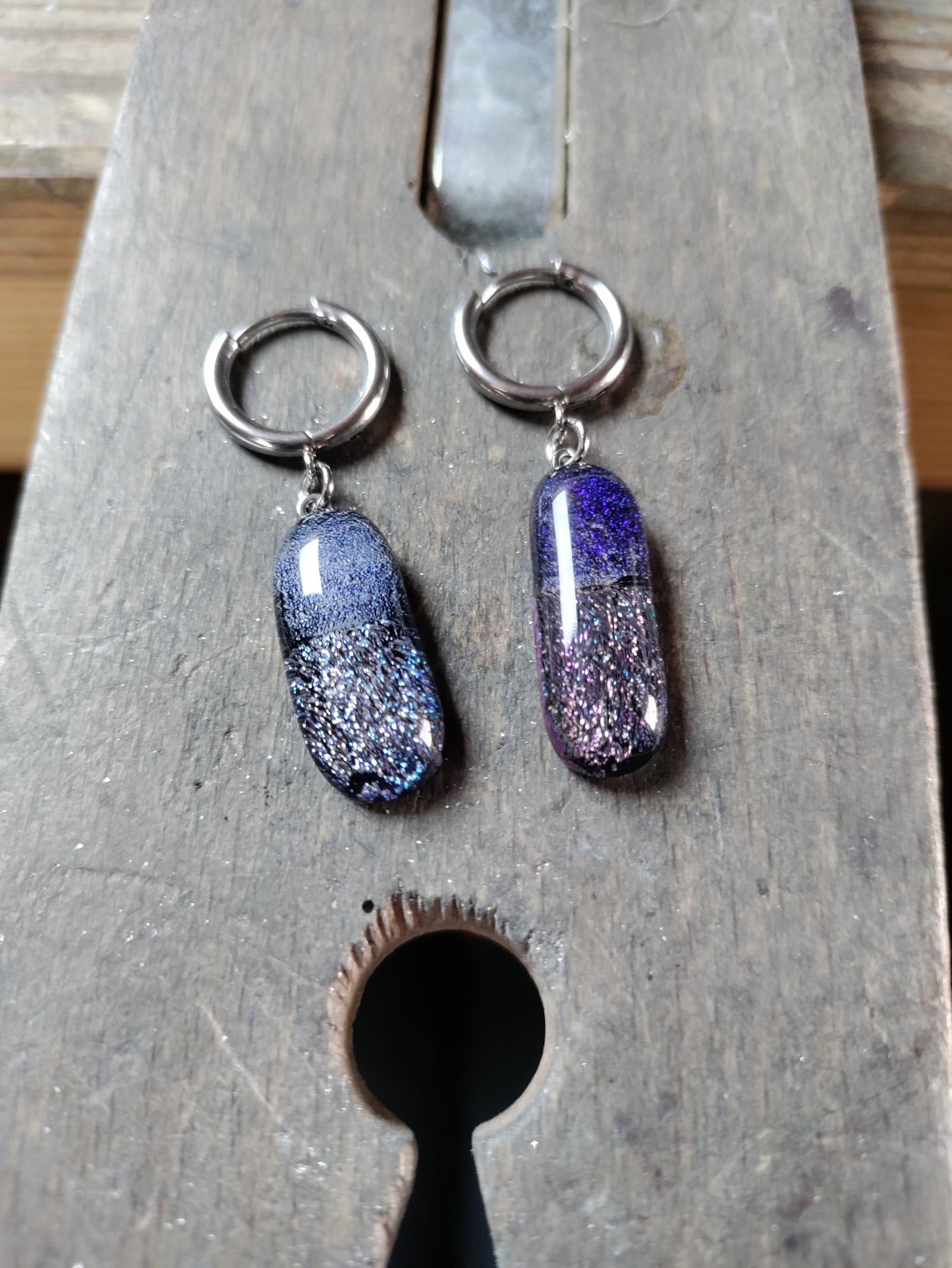 Boucles d'oreilles créoles verre dichroïque bleu LEIA&CO