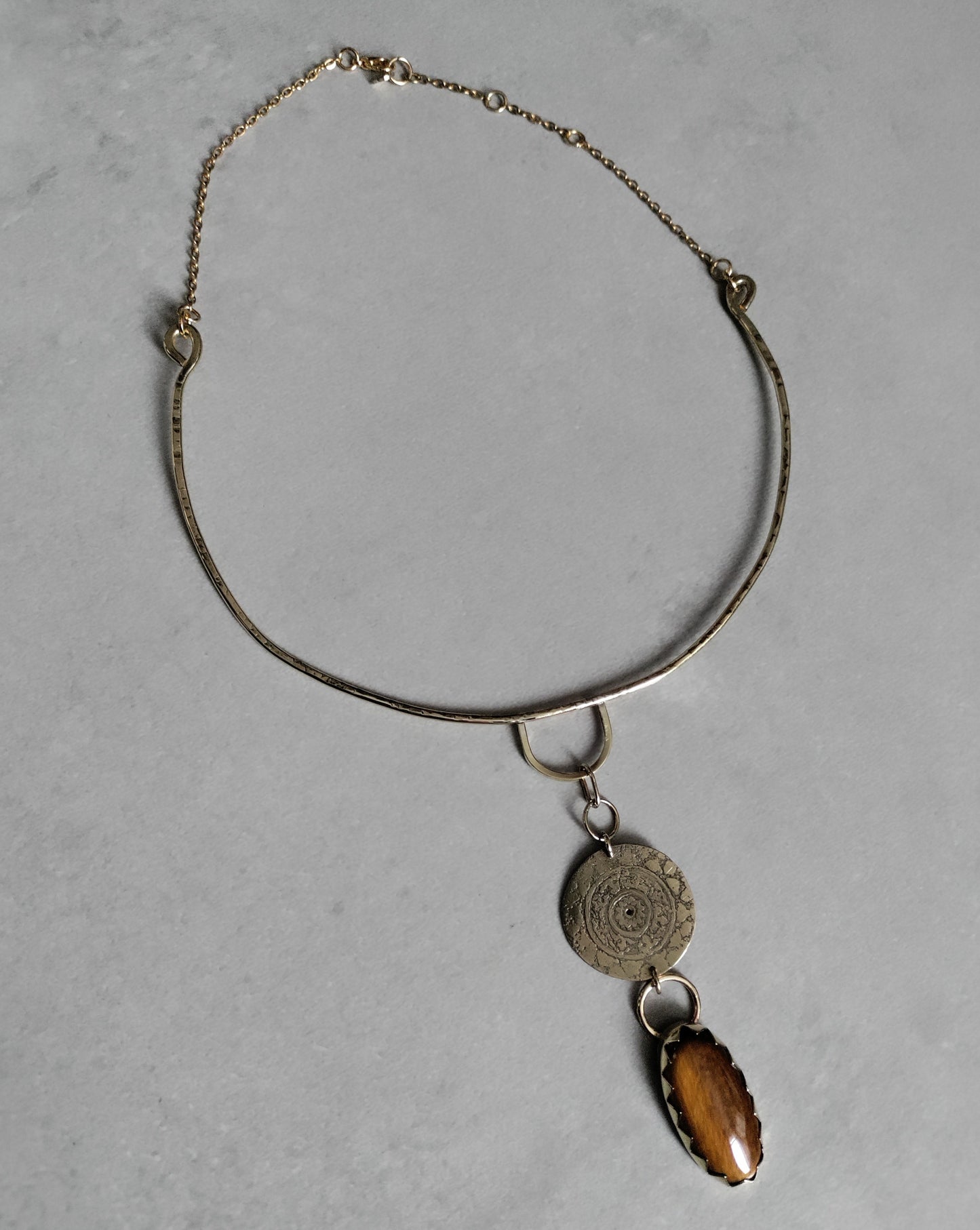 Collier rigide laiton et oeil de tigre marron
