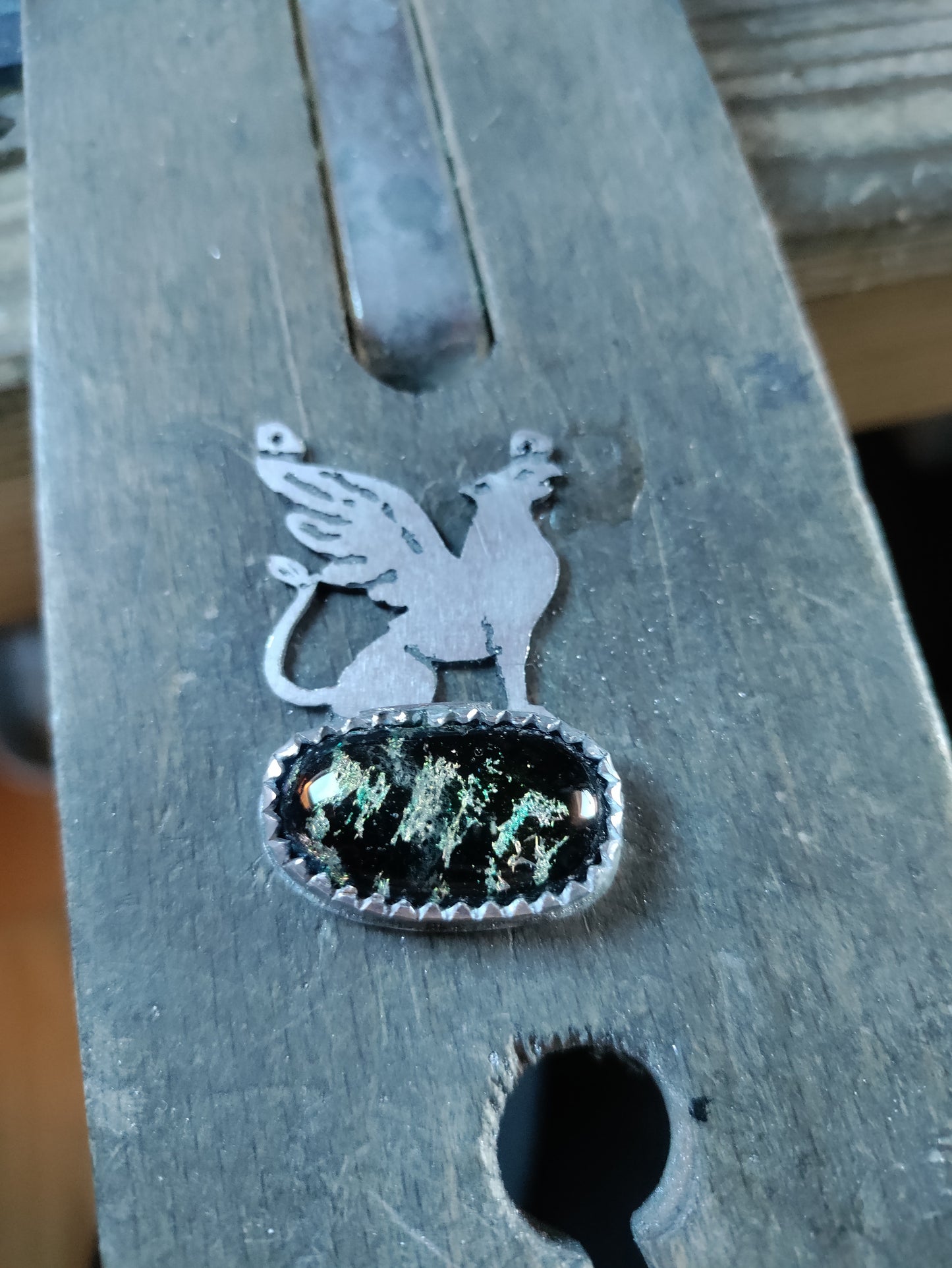 Collier argenté Griffon et verre dichroïque multicolore LEIA&CO