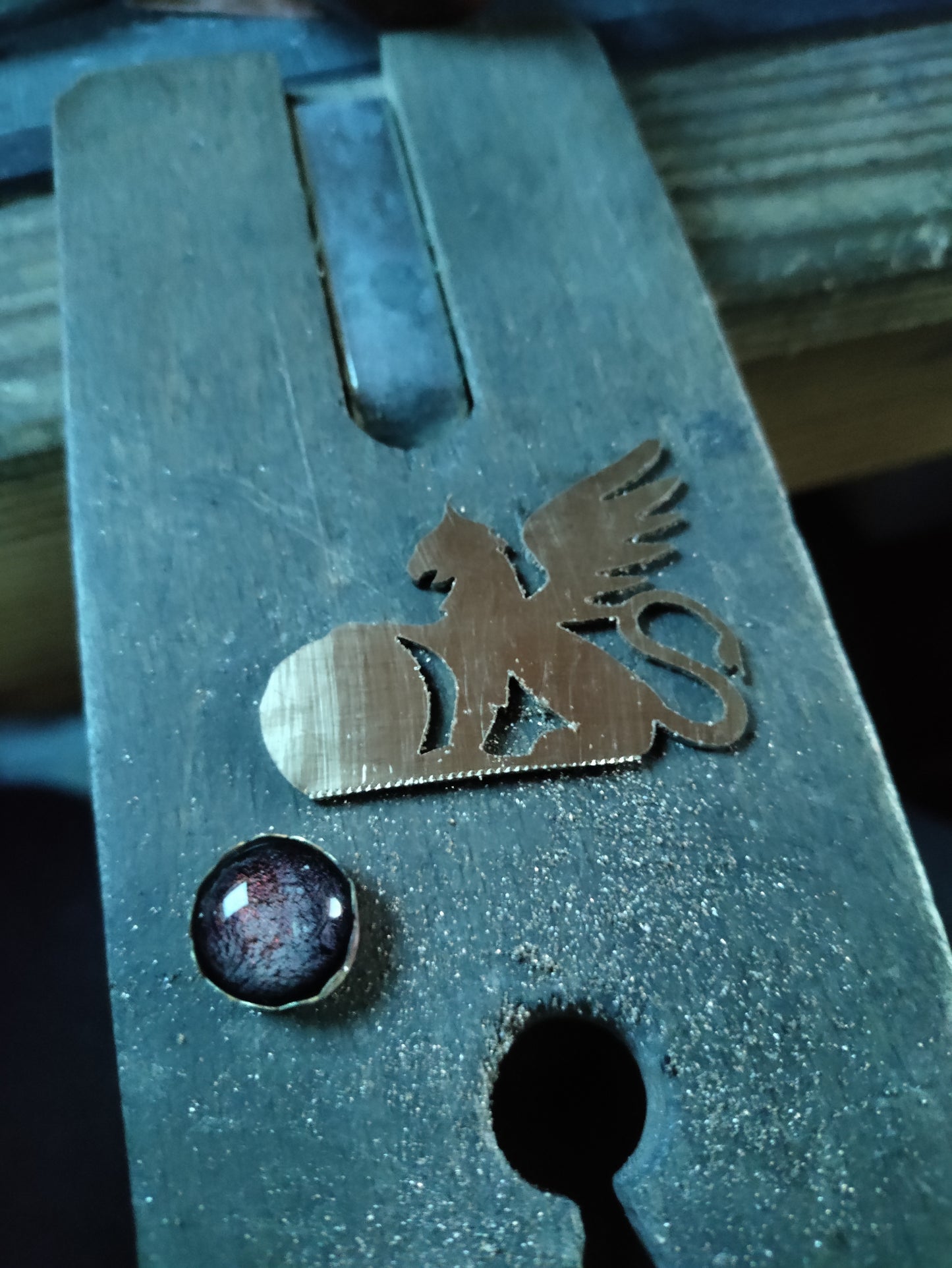 Pendentif Griffon doré et verre dichroïque rouge-rose LEIA&CO