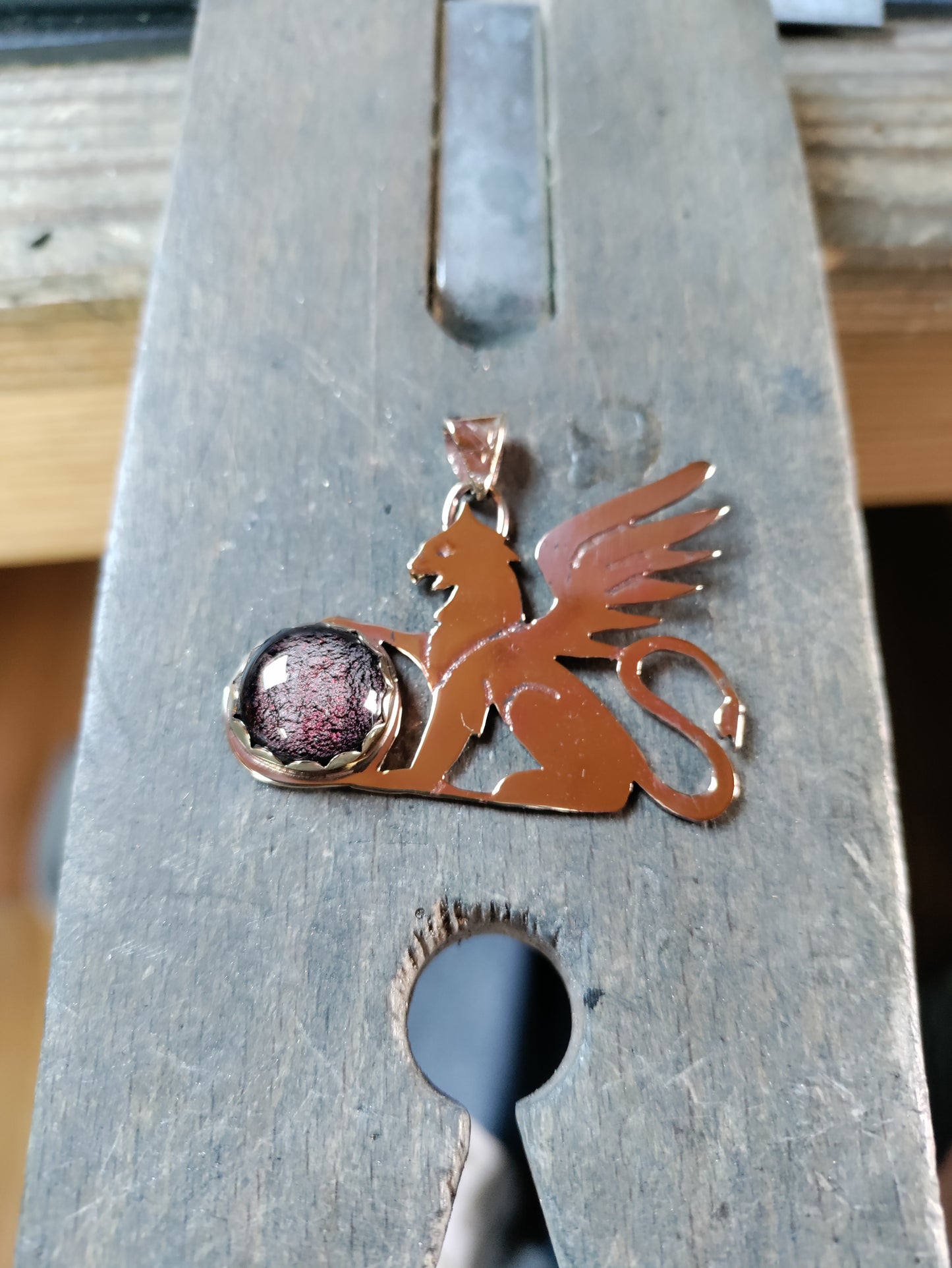 Pendentif Griffon doré et verre dichroïque rouge-rose LEIA&CO