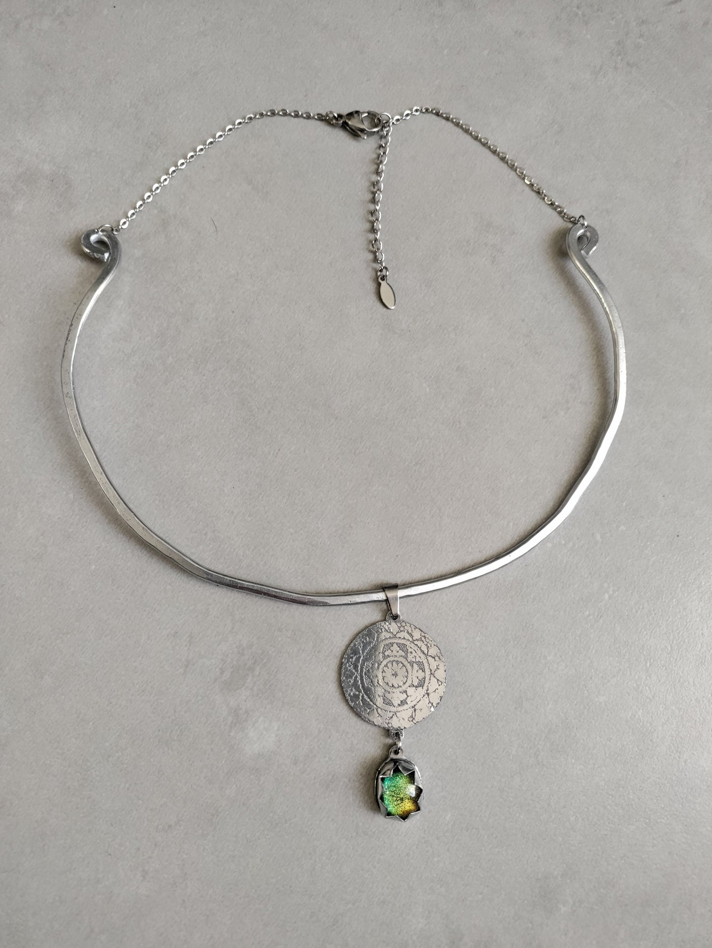 Collier parure Amoghasiddhi argenté avec mandala et verre vert LEIA&CO