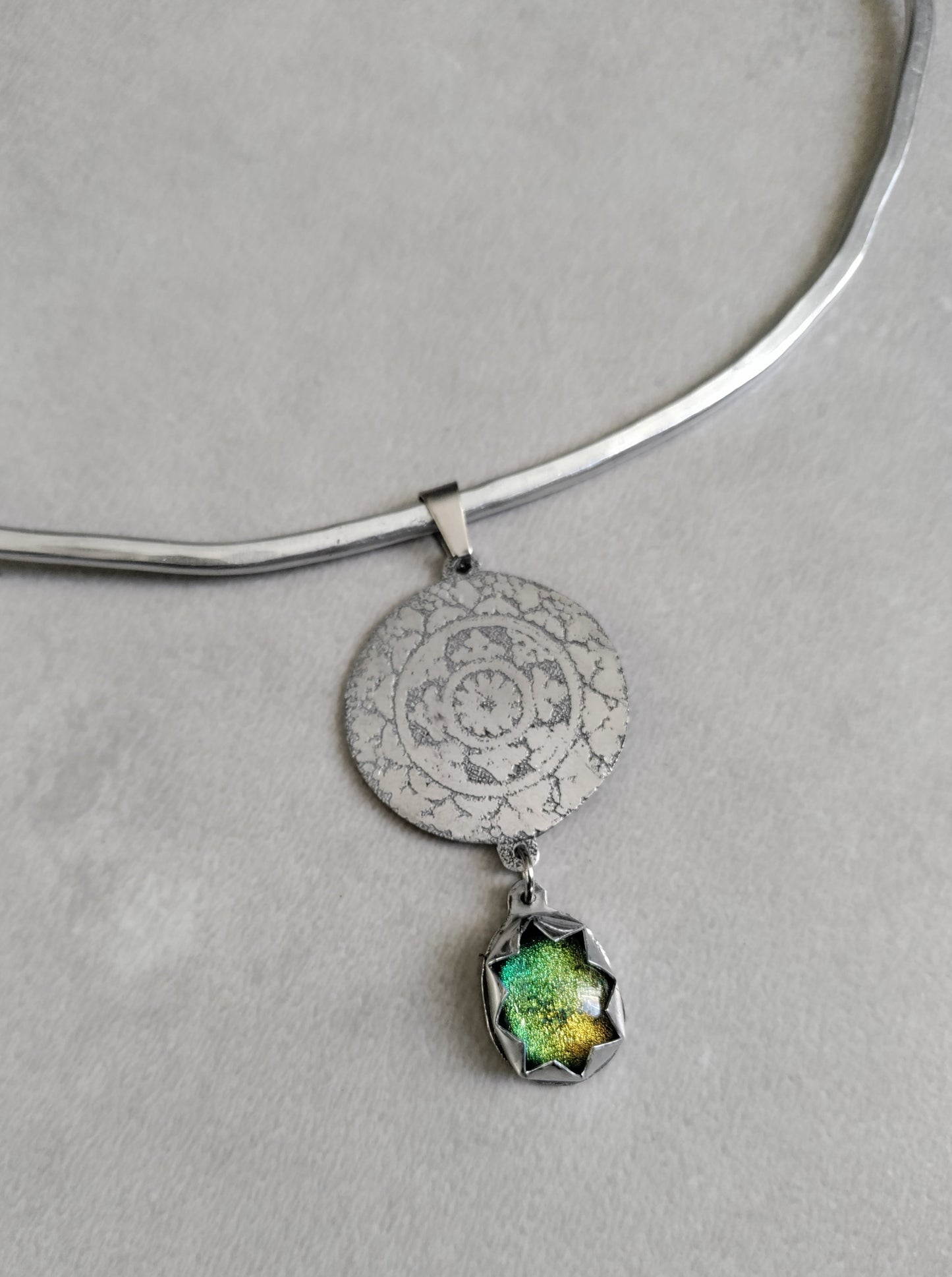 Collier parure Amoghasiddhi argenté avec mandala et verre vert LEIA&CO