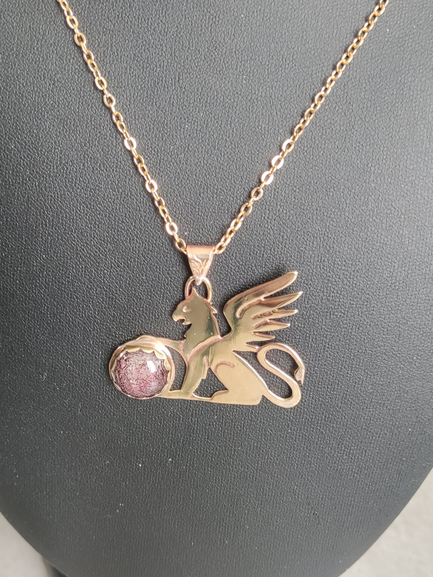 Pendentif Griffon doré et verre dichroïque rouge-rose LEIA&CO