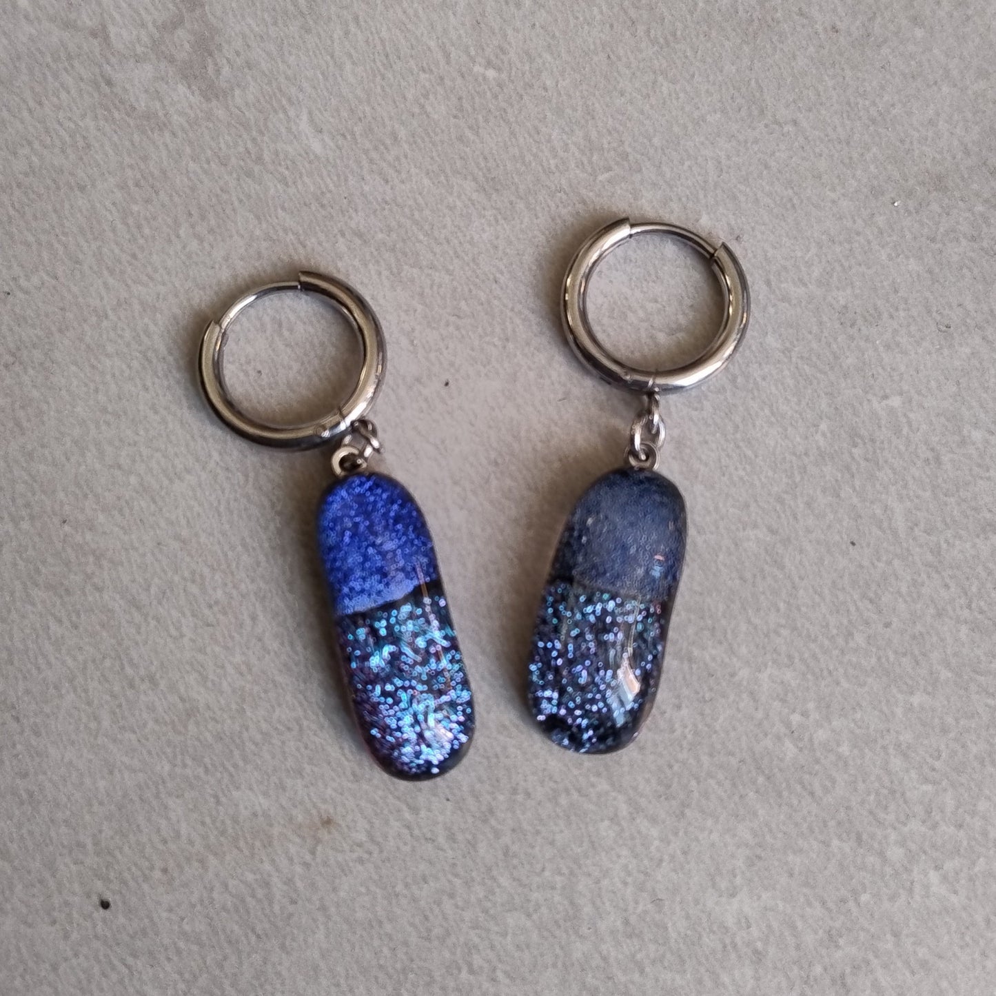 Boucles d'oreilles créoles verre dichroïque bleu LEIA&CO