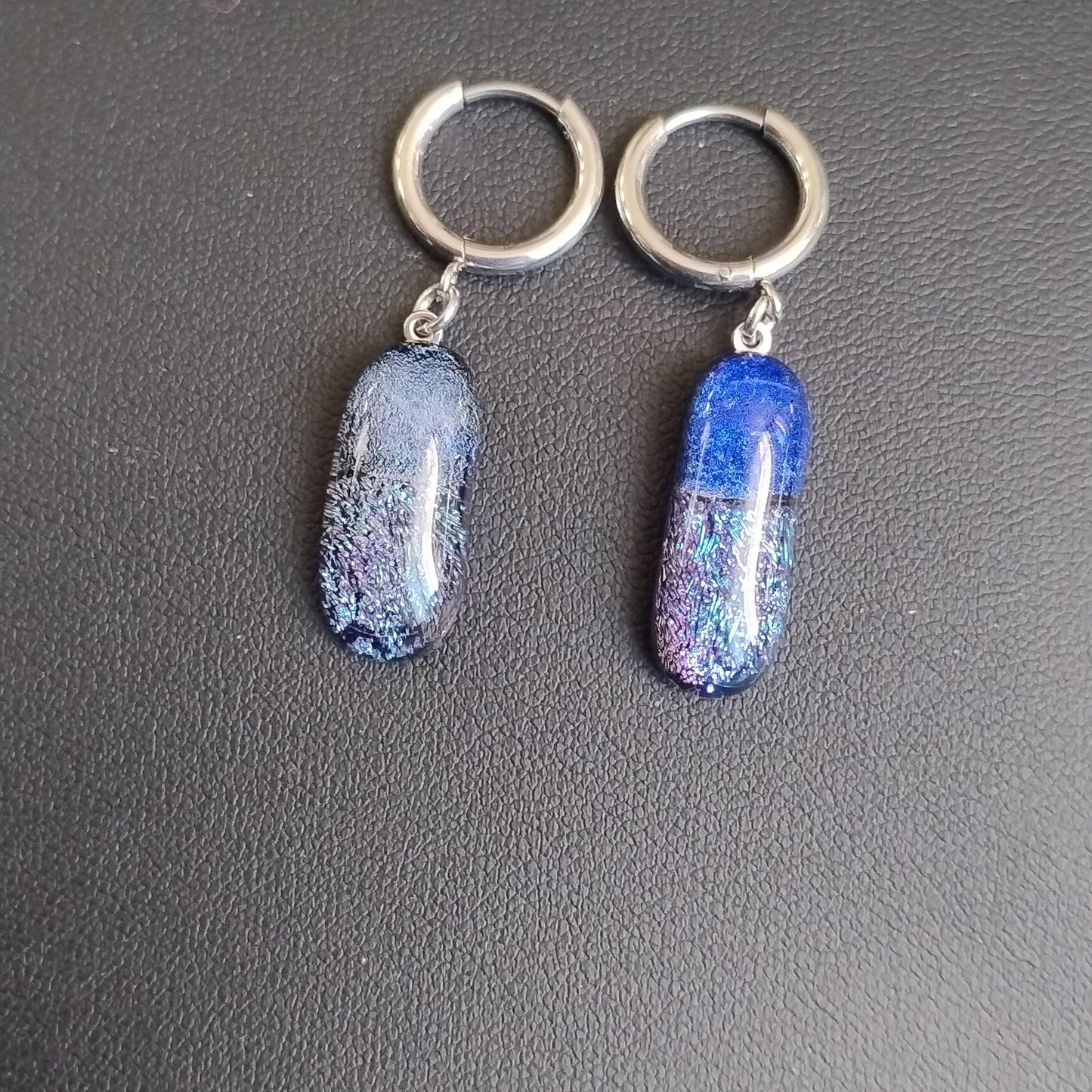 Boucles d'oreilles créoles verre dichroïque bleu LEIA&CO
