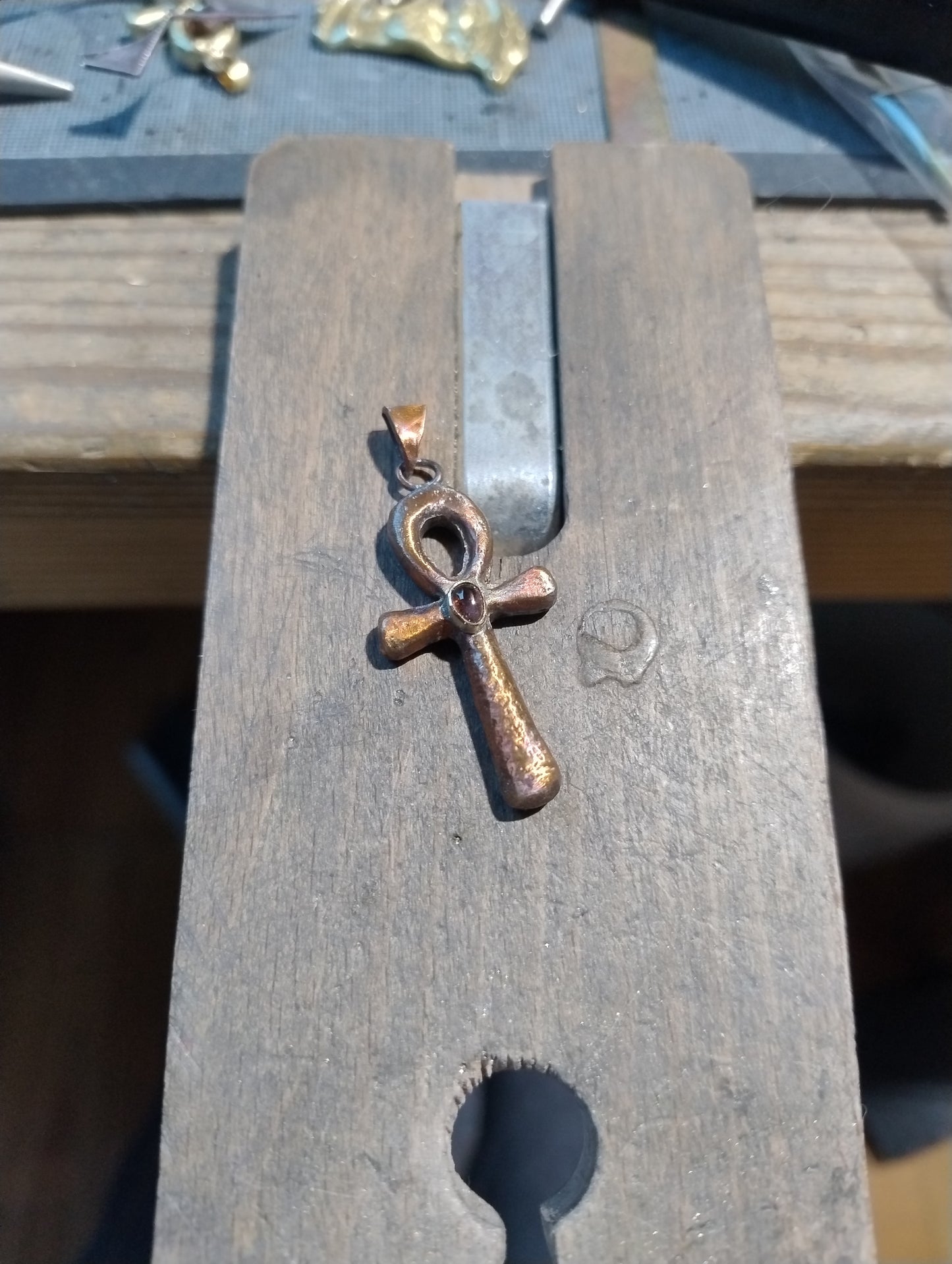 Amulette croix de vie égyptienne Ankh antique avec tourmaline rose LEIA&CO